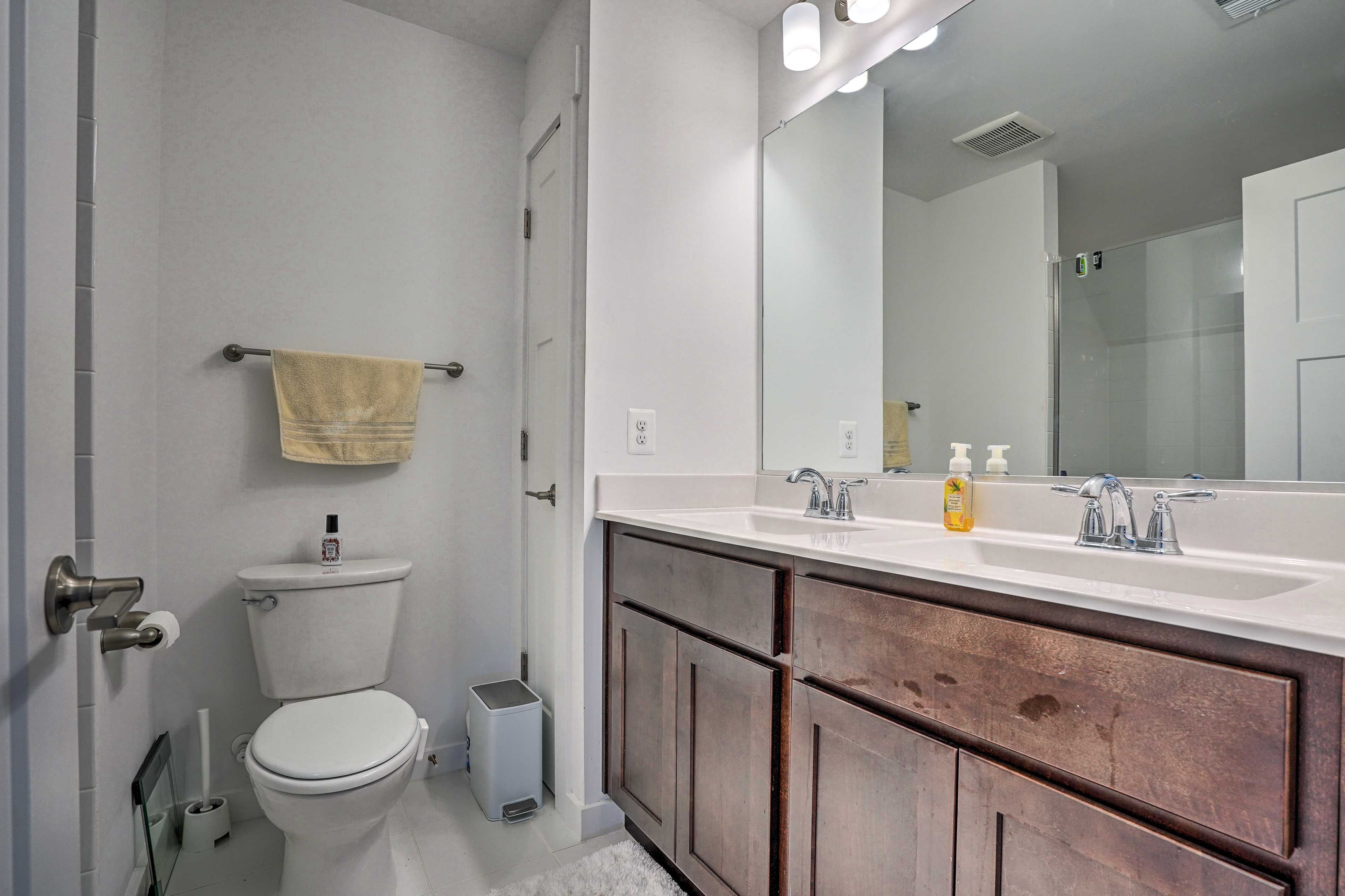 Full Bathroom | 3rd Floor | Complimentary Toiletries
