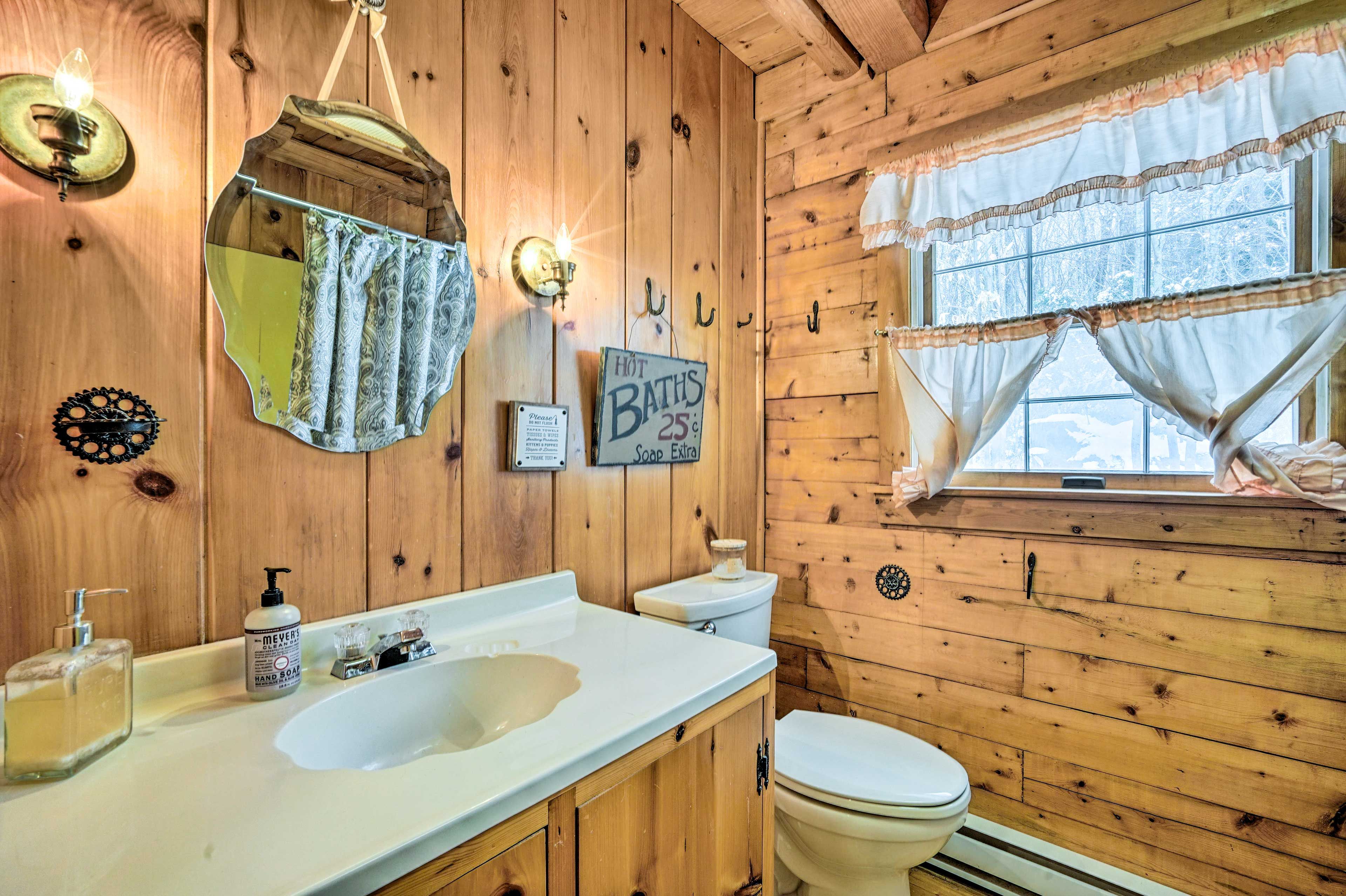 Full Bathroom | Towels Provided