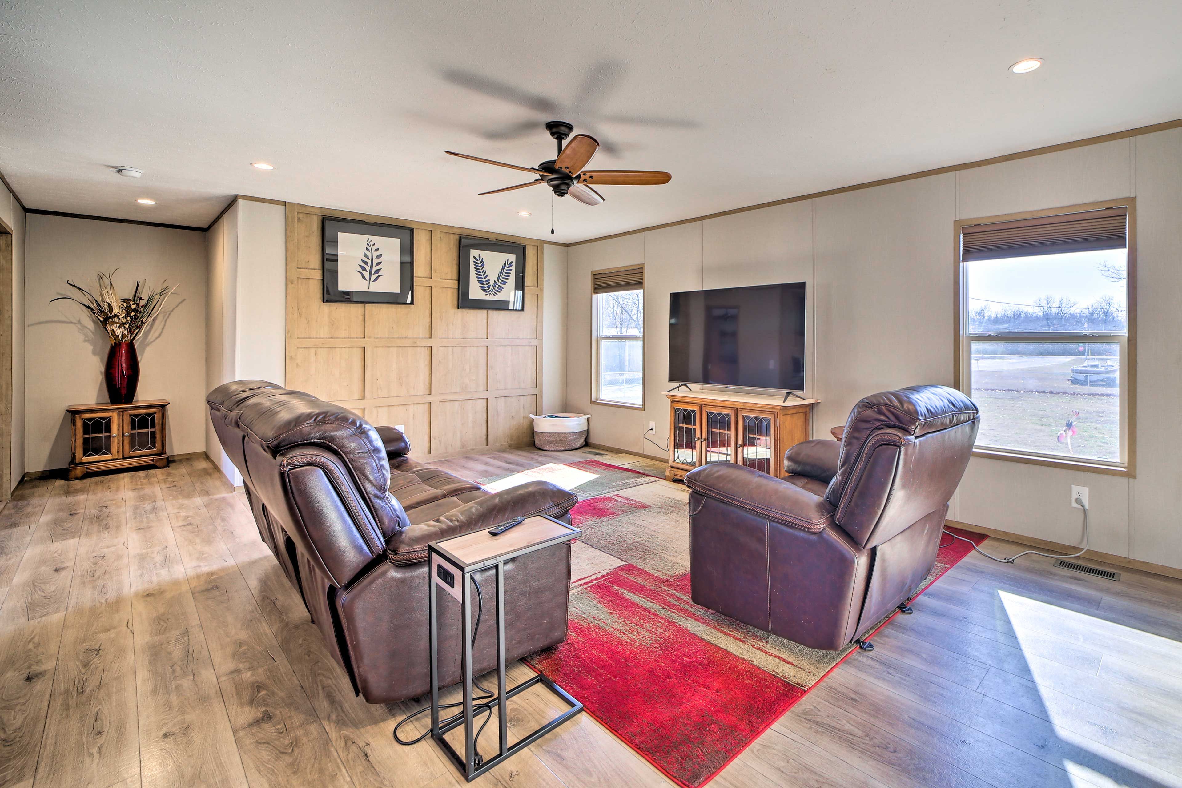 Living Room | Free WiFi | Smart TVs