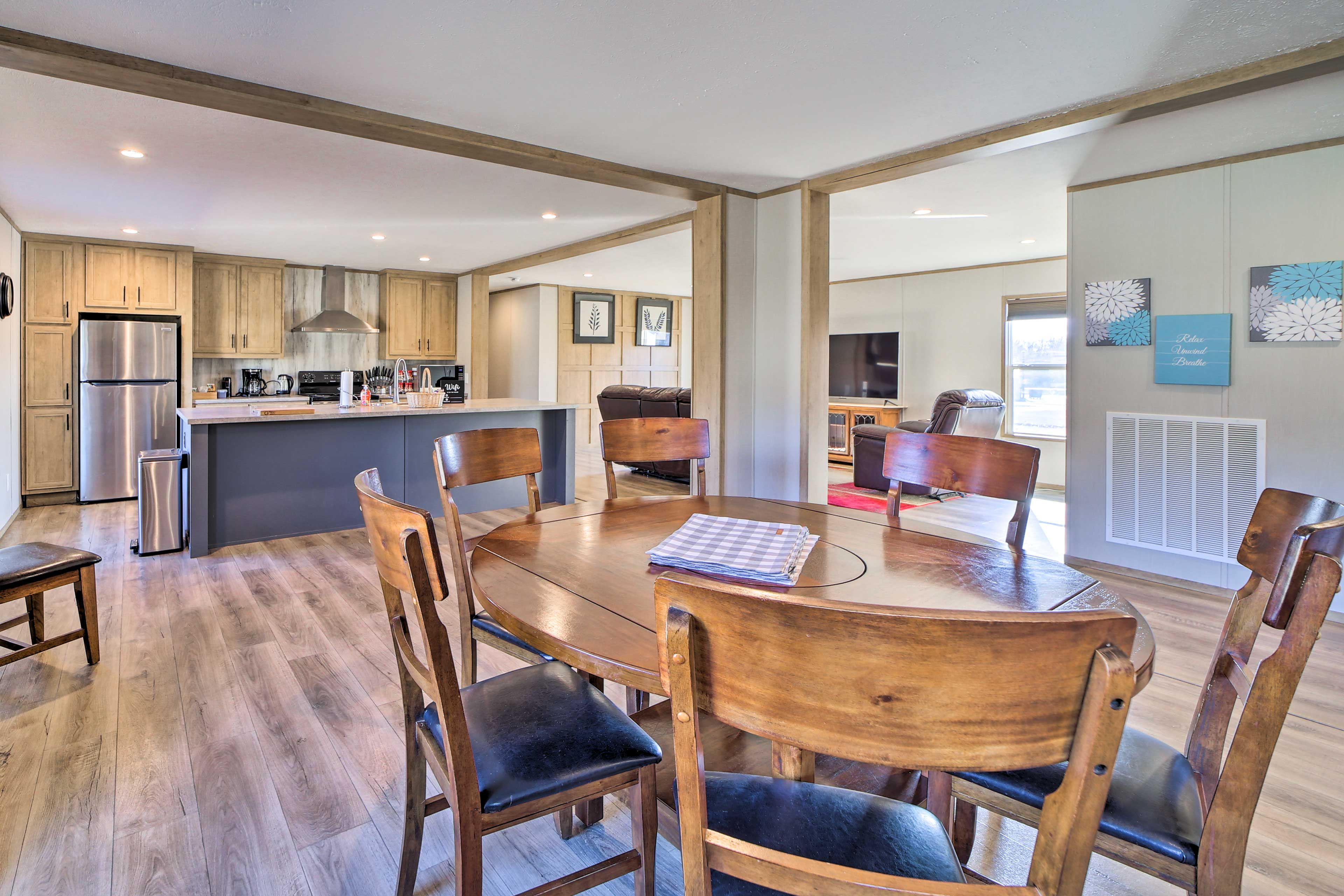 Dining Area | Dishware & Flatware Provided