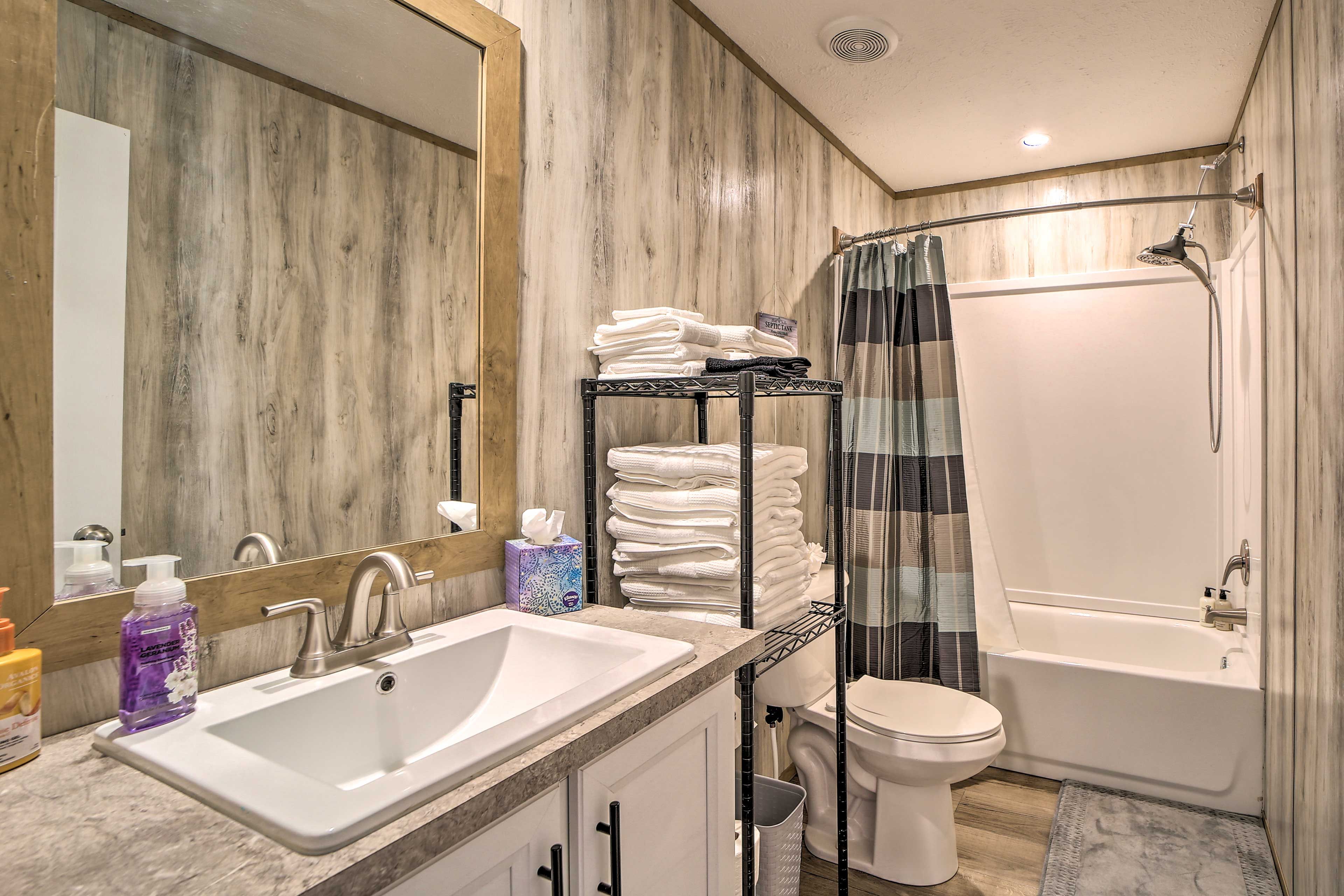 Full Bathroom | Towels Provided