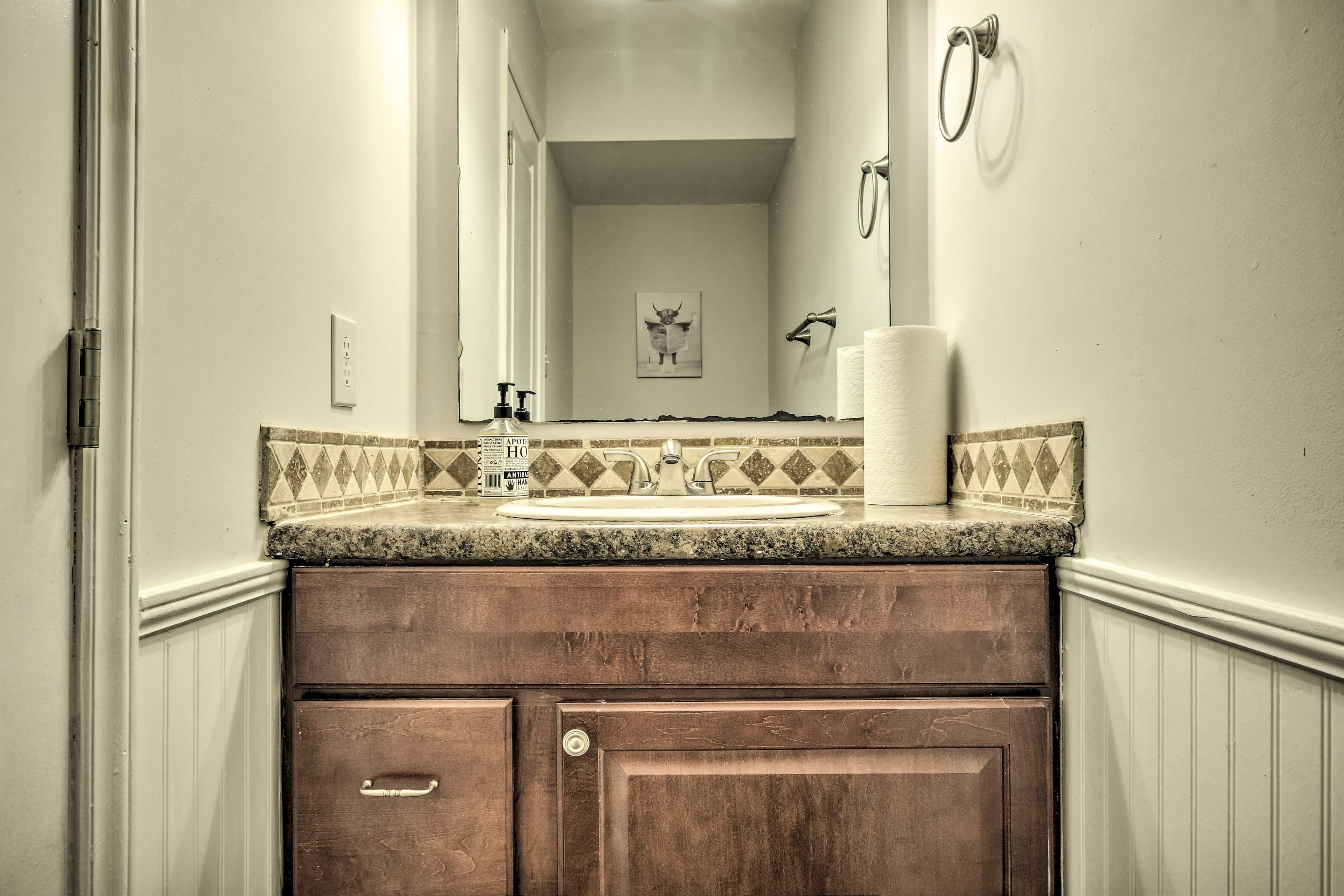 Half Bathroom | 1st Floor | Towels Provided