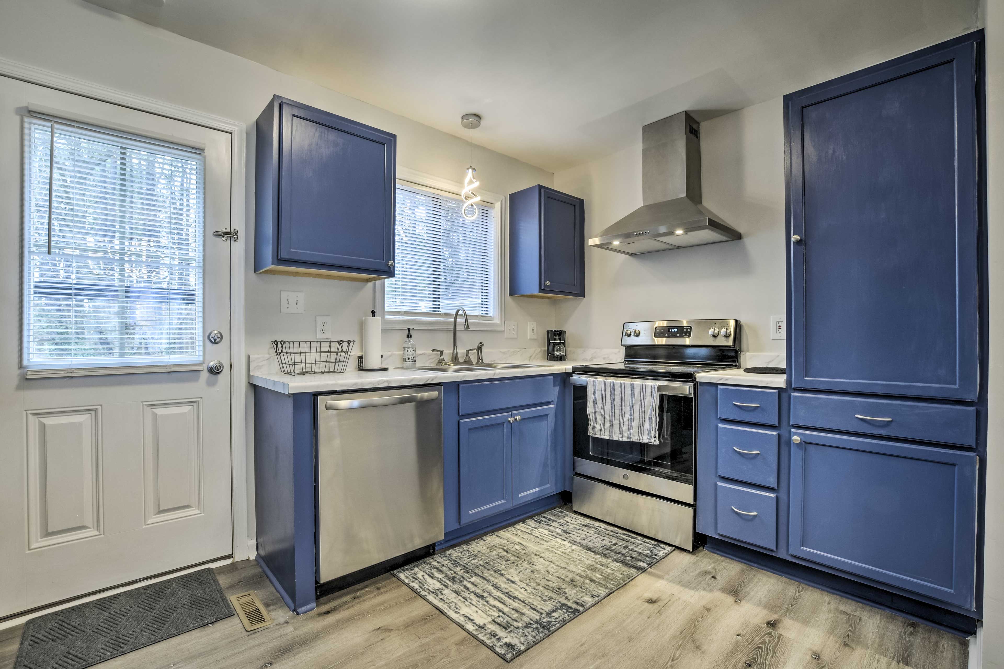 Kitchen | Free WiFi | Pet Friendly | Central Air Conditioning/Heat