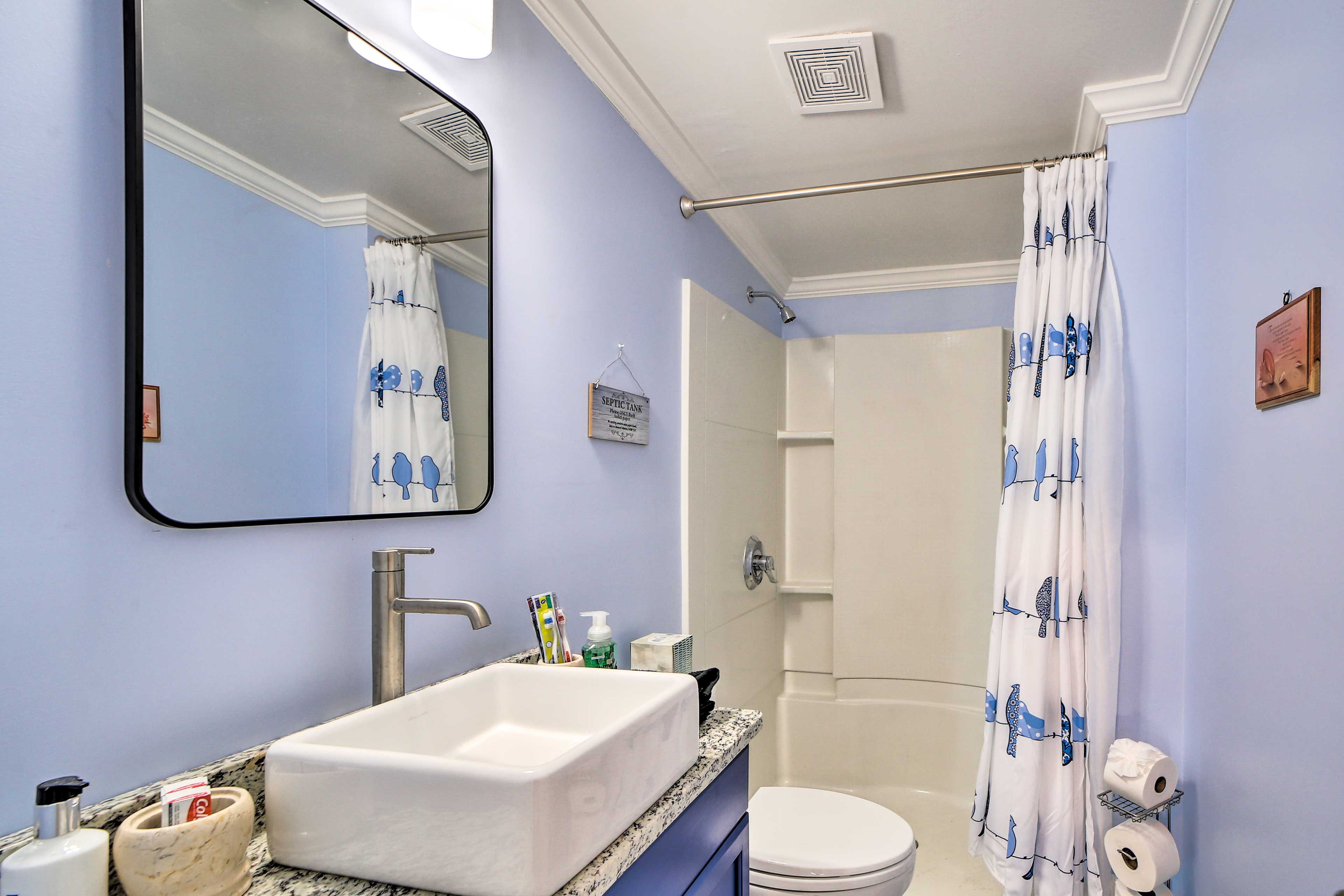 Full Bathroom | Towels Provided