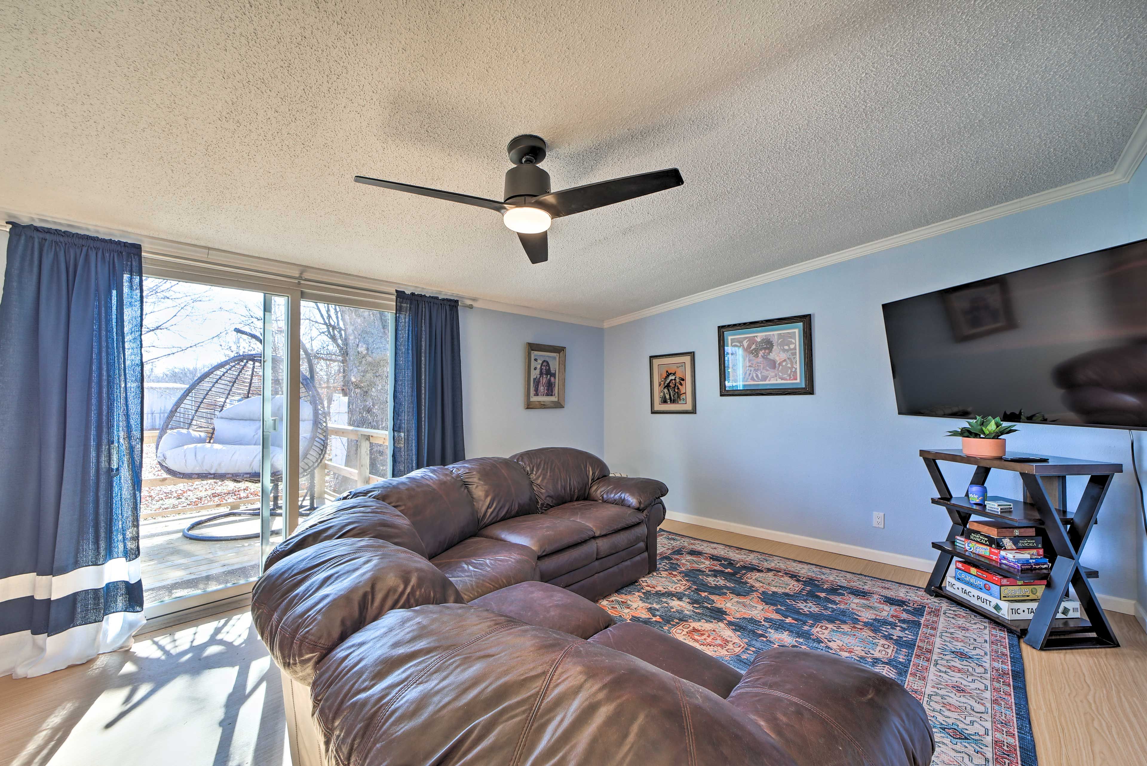 Living Room | Free WiFi | Smart TVs | Pack 'n Play