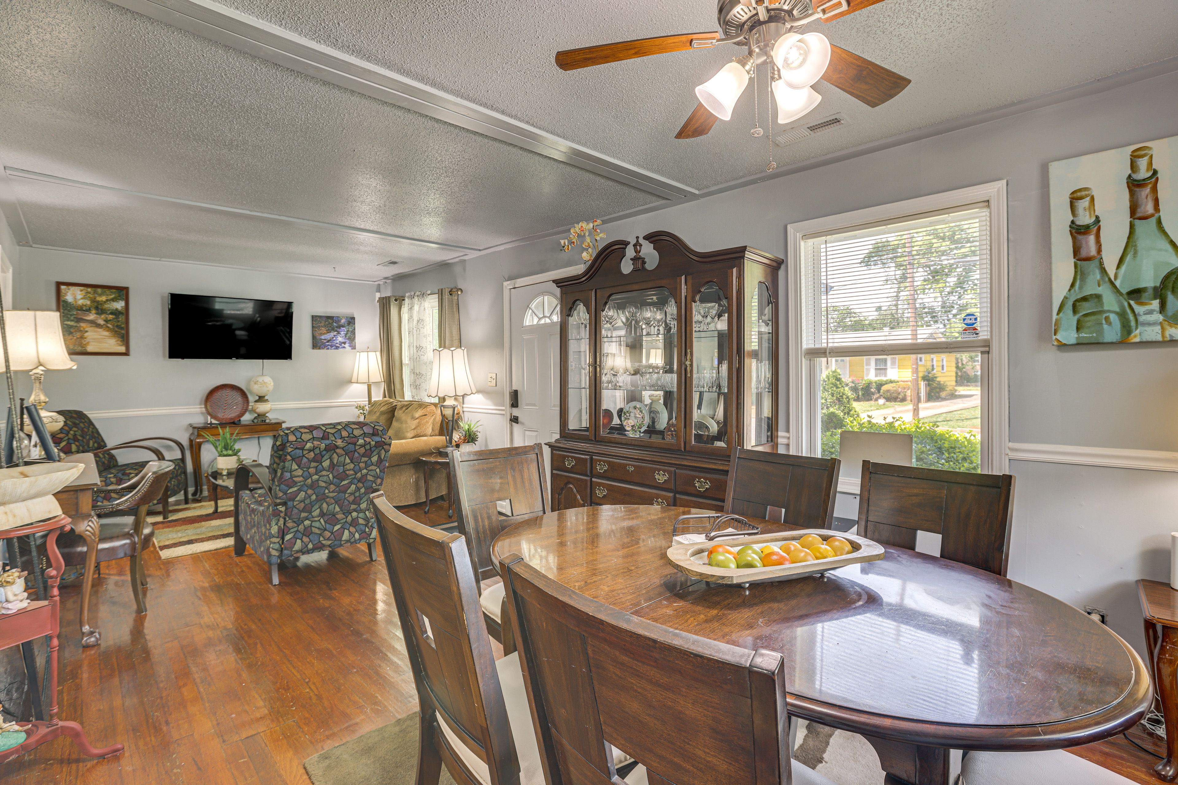 Interior | Dining Area | Central Heating & A/C