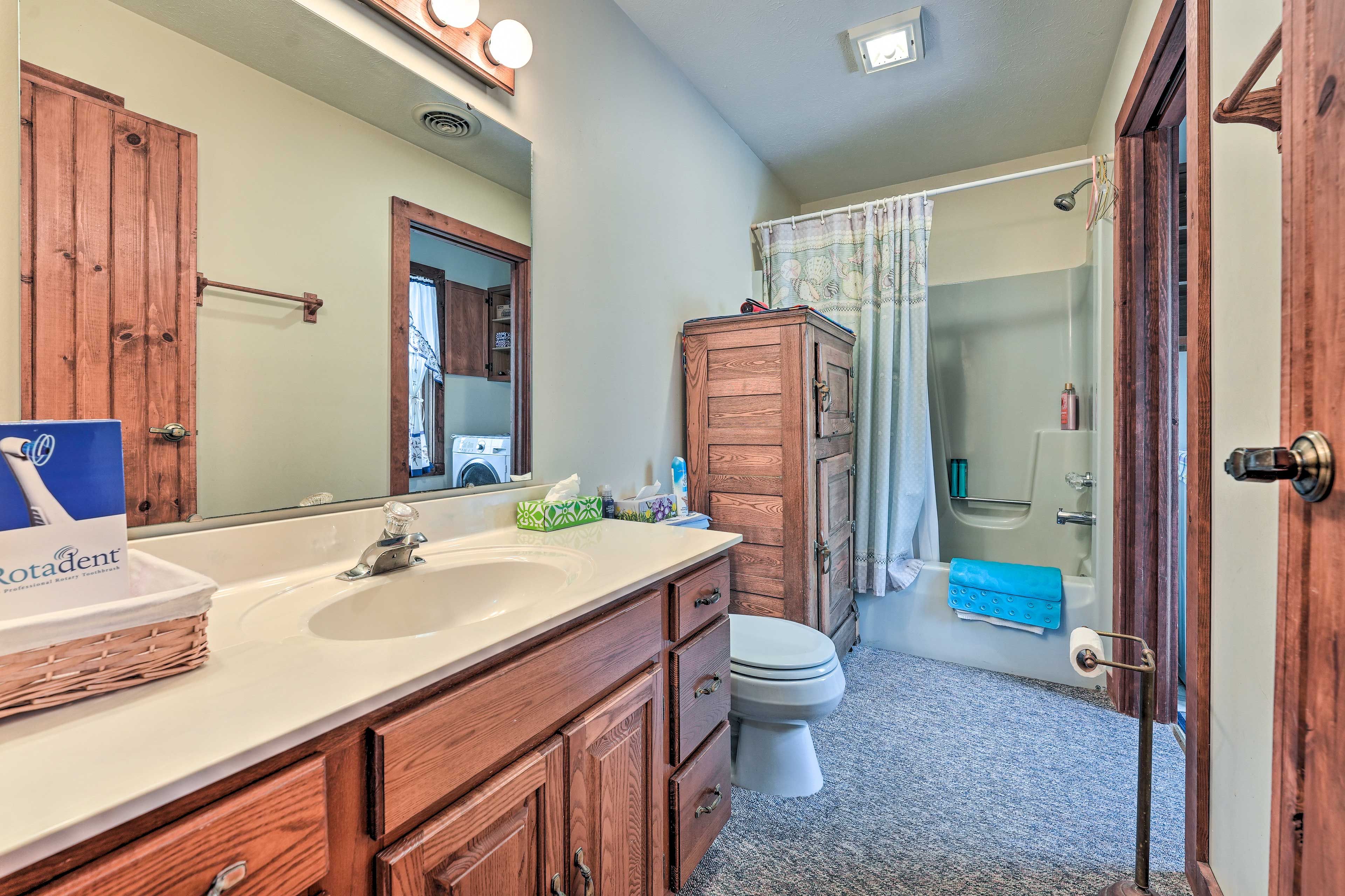 Full Bathroom | 2nd Floor