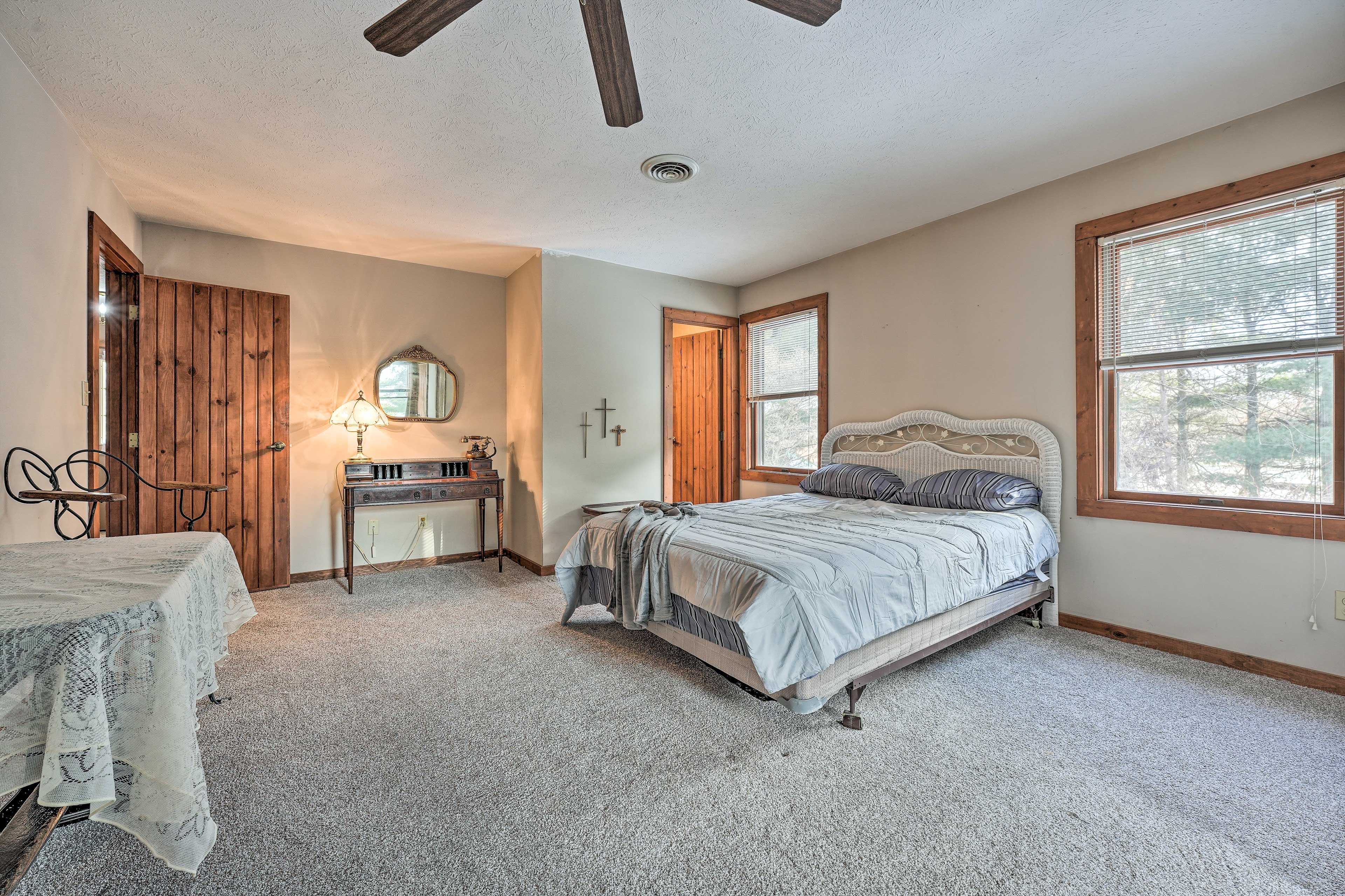 Bedroom 1 | 2nd Floor | Queen Bed