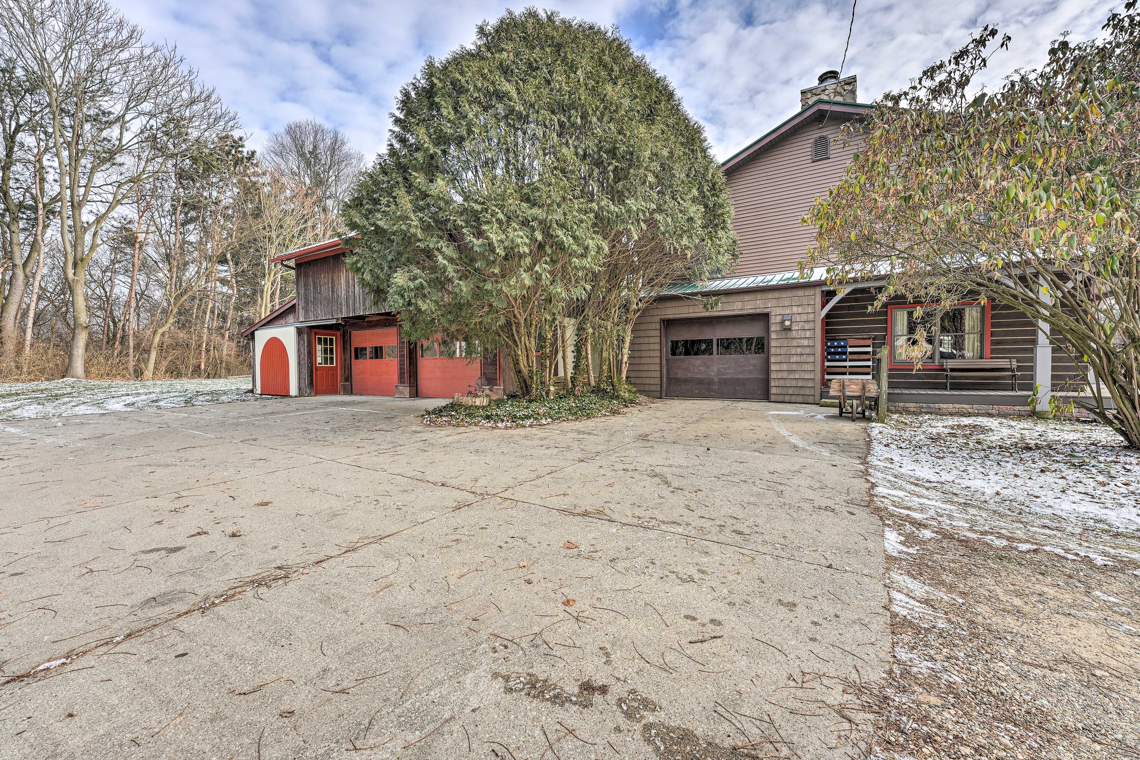 Parking | Garage (4 Vehicles) | Driveway (4 Vehicles) | RV/Trailer Parking