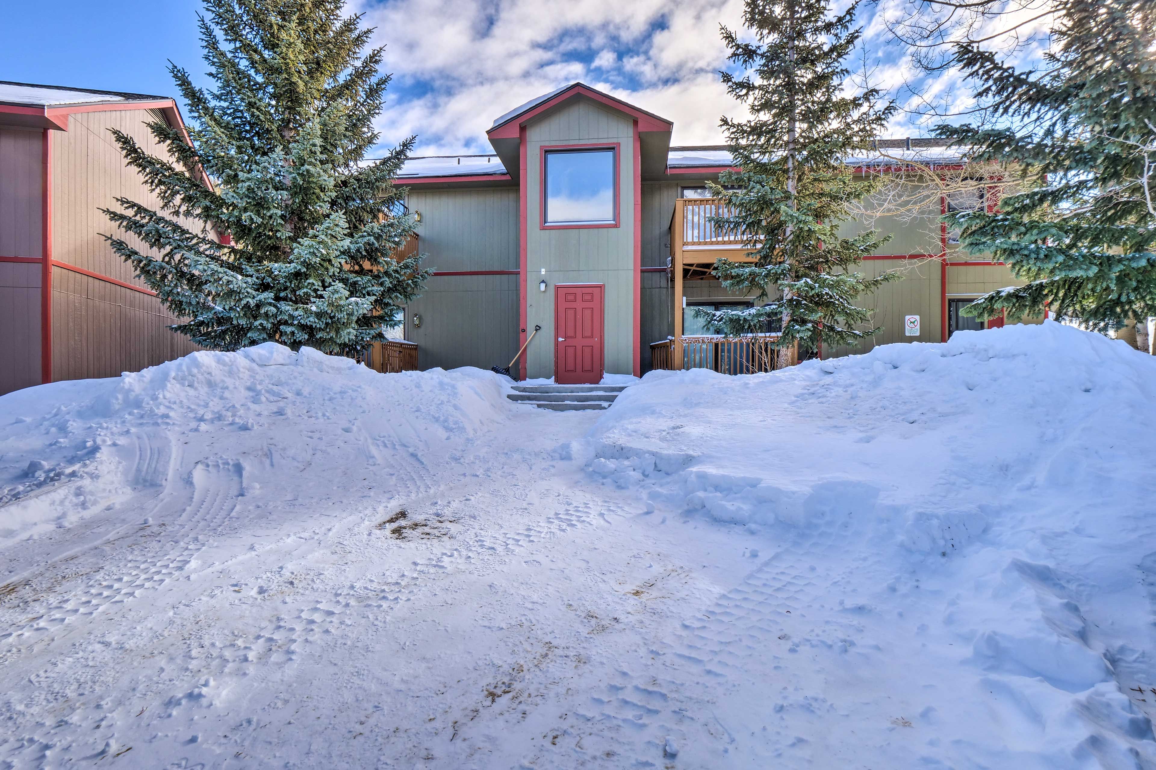 Home Exterior | Lockbox Entry | Self Check-In | 450 Sq Ft