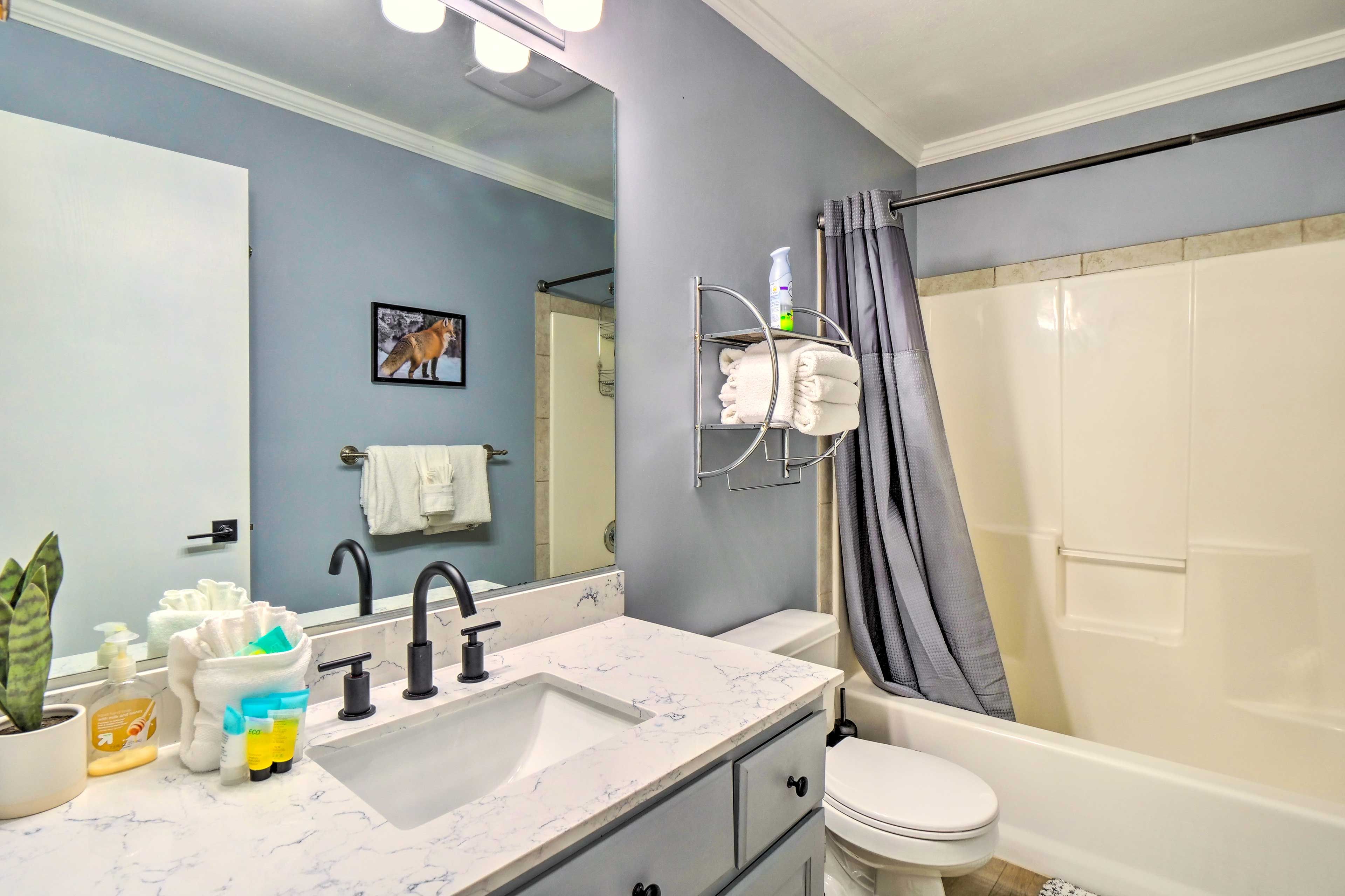 Full Bathroom | Complimentary Toiletries