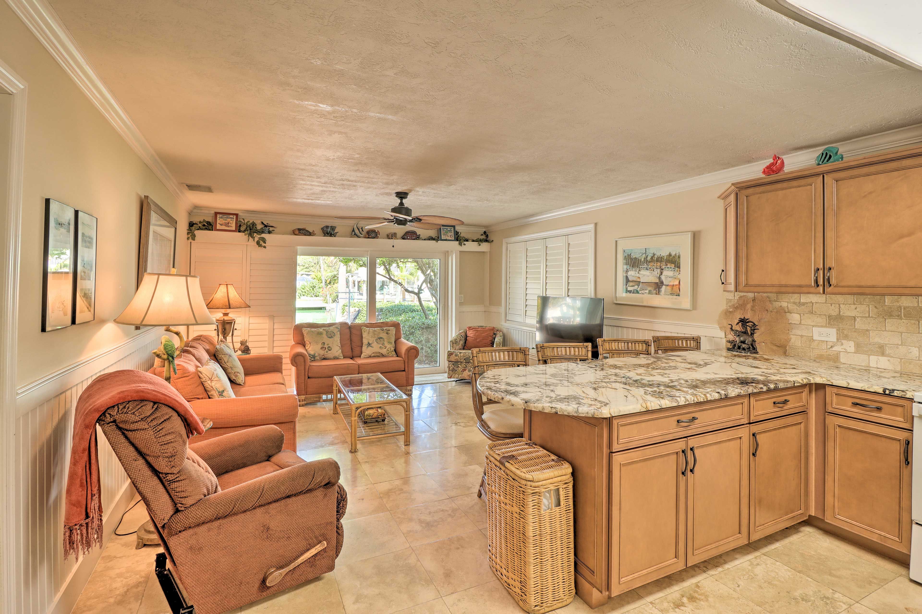 Living Room | Smart TV w/ Cable | Central A/C & Heating