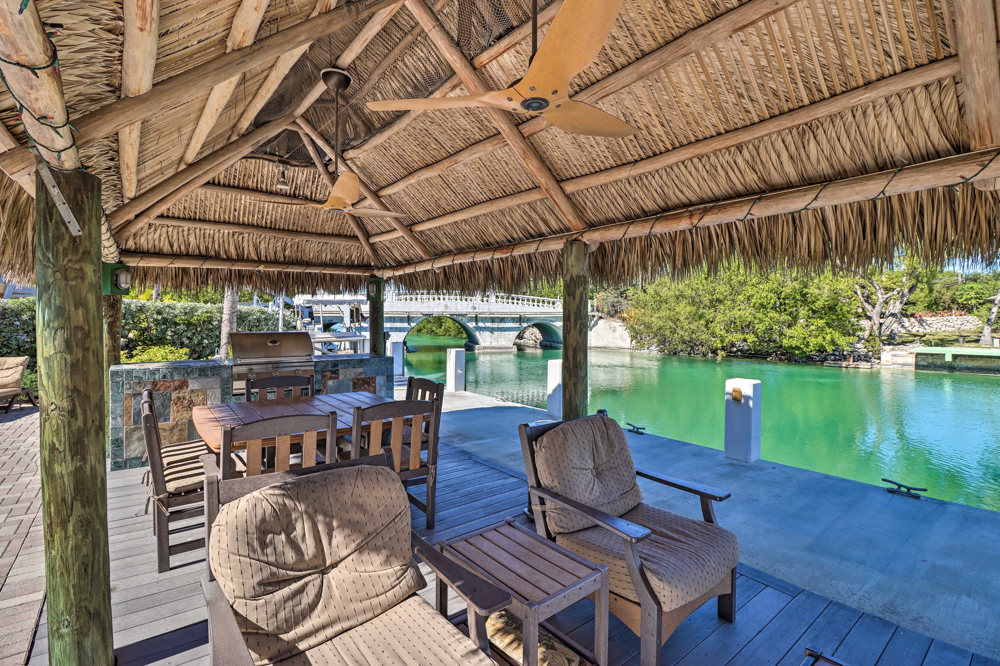 Shared Tropical Hut | Built-In Gas Grill