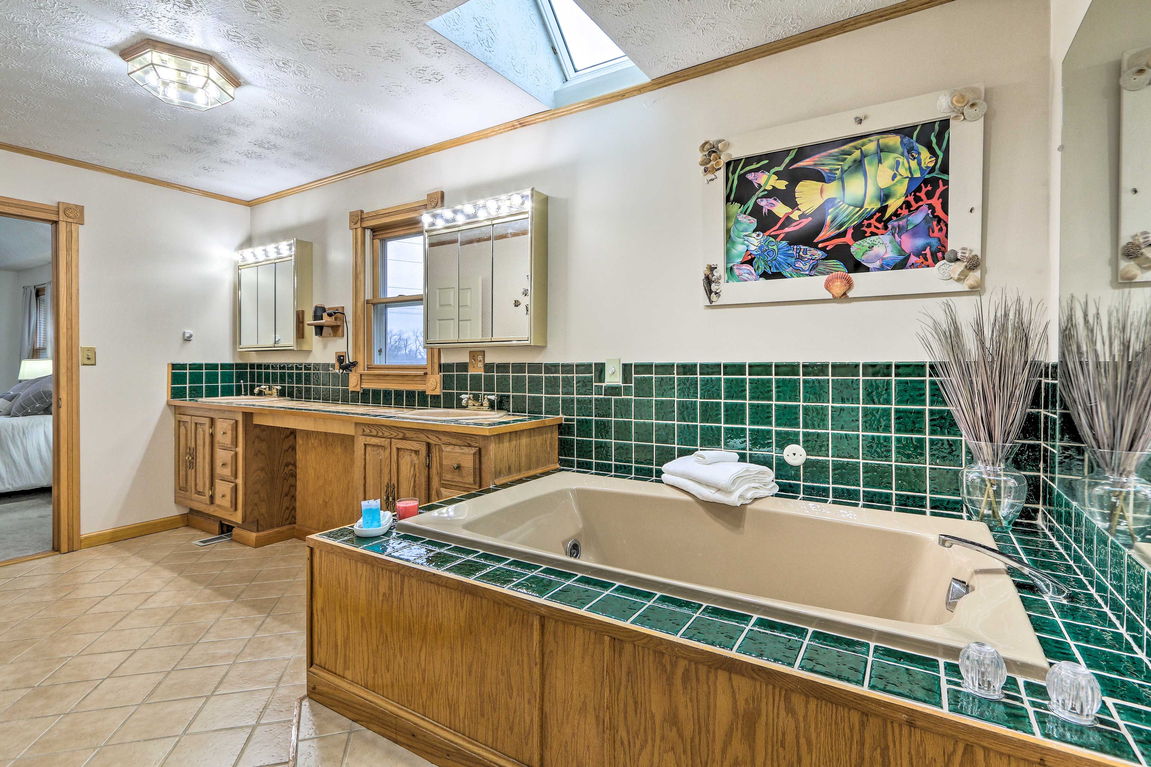 En-Suite Bathroom | Complimentary Toiletries | Hair Dryer | Jetted Tub