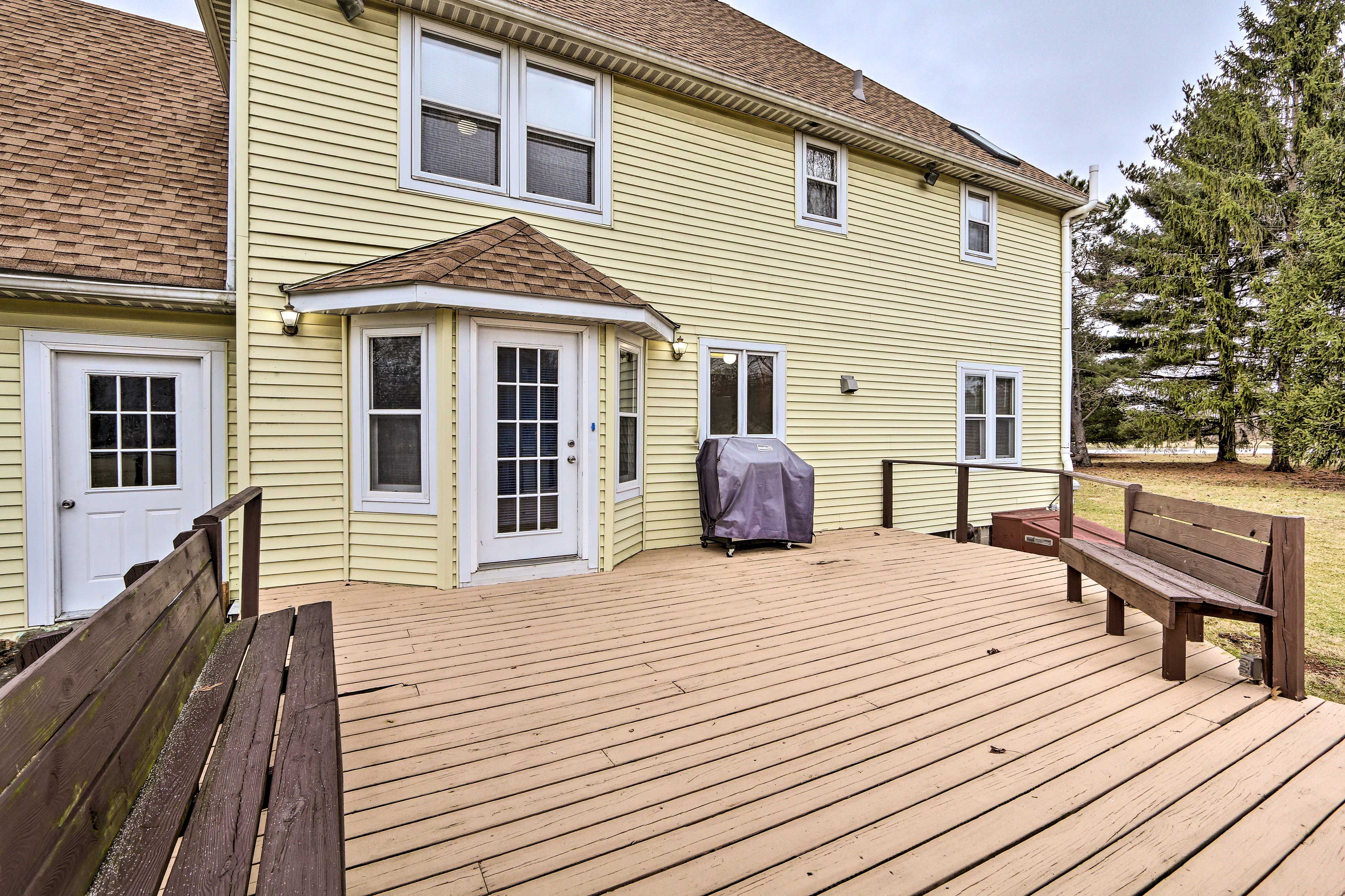 Deck | Gas Grill (Propane Provided)