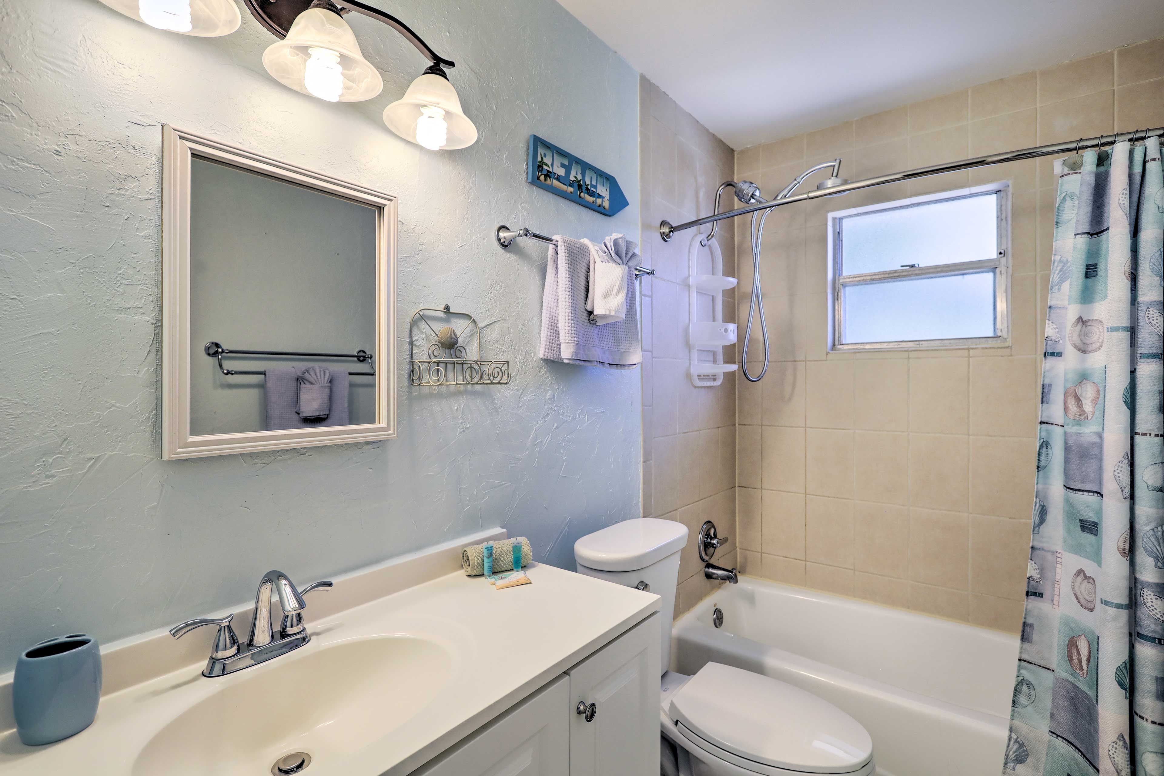 Full Bathroom | Towels Provided | Complimentary Toiletries | 2 Safety Grab Bars
