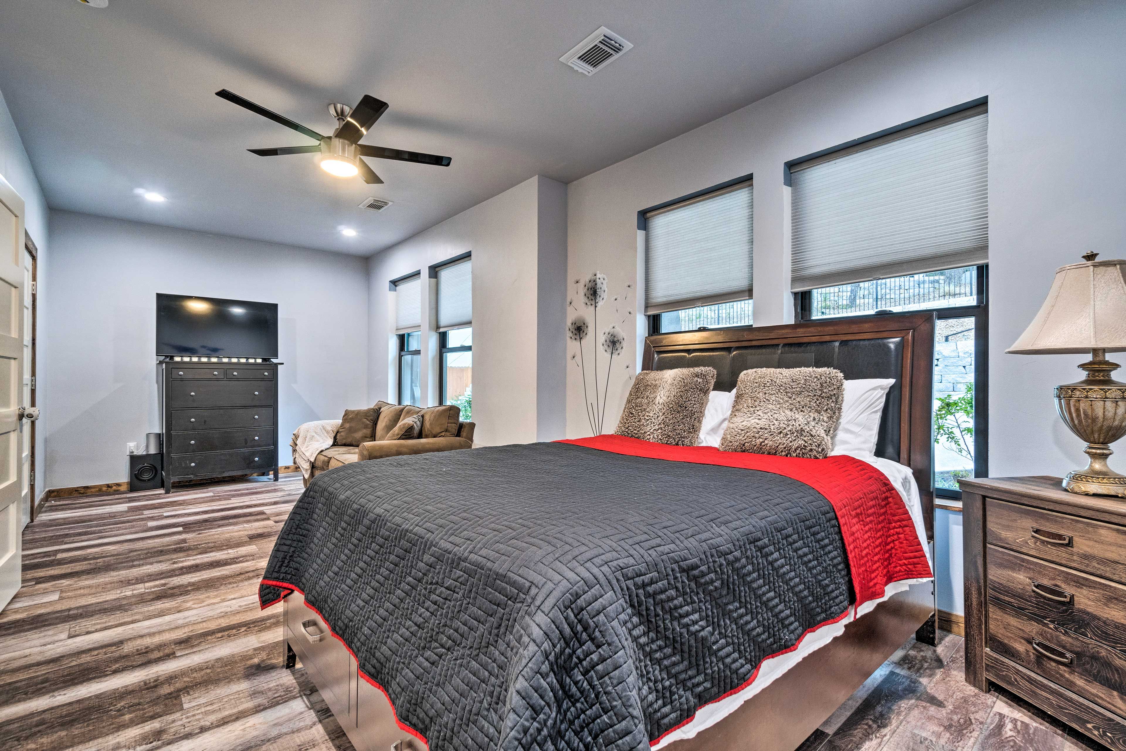 Bedroom 2 | Queen Bed | 1st Floor | Smart TV