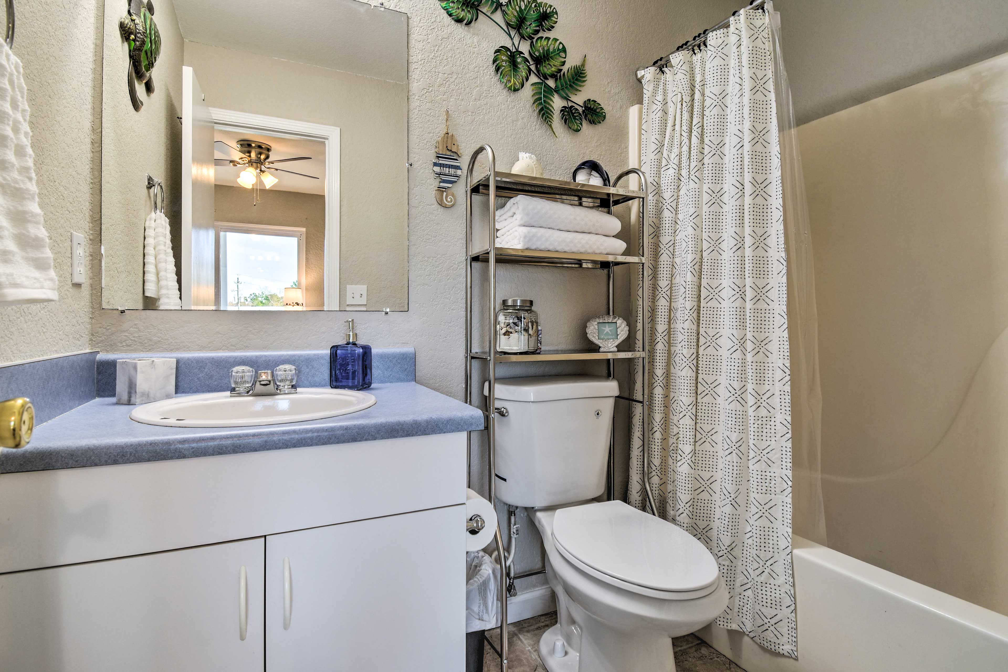 En-Suite Bathroom | Towels Provided | Complimentary Toiletries
