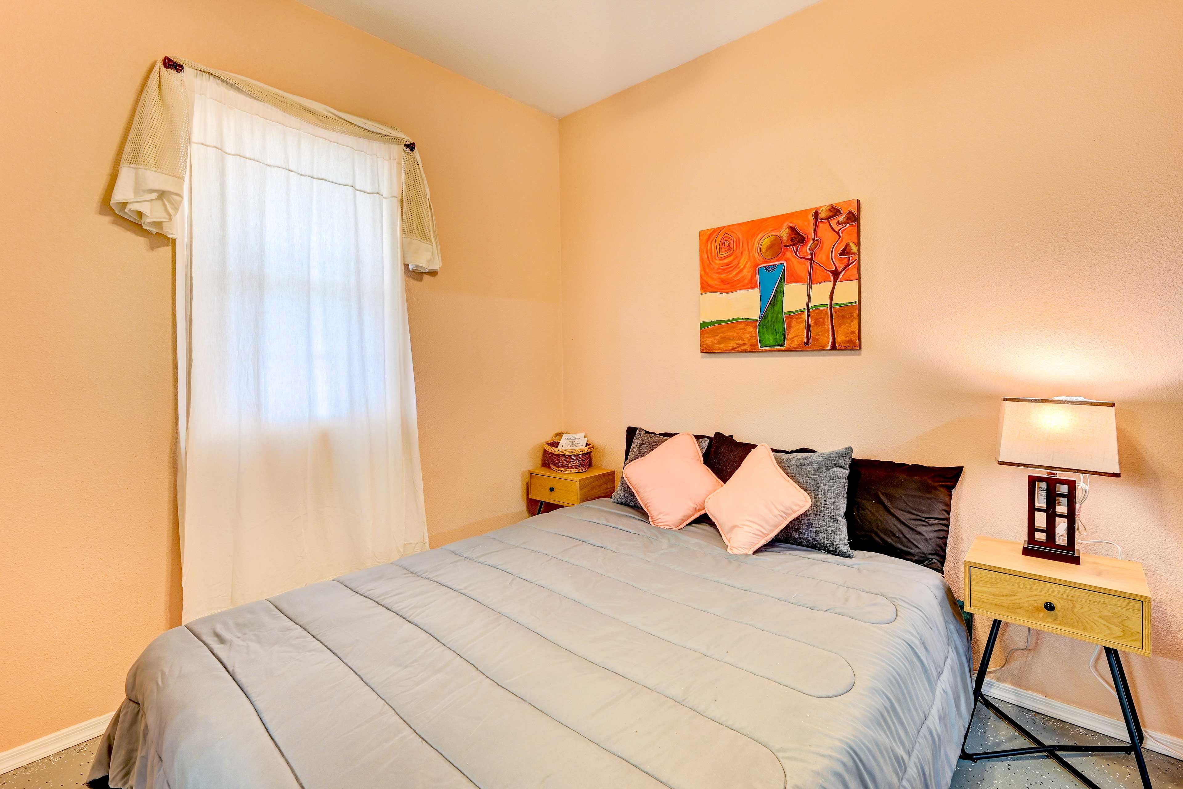 Bedroom | Queen Bed | Linens Provided | Ceiling Fan