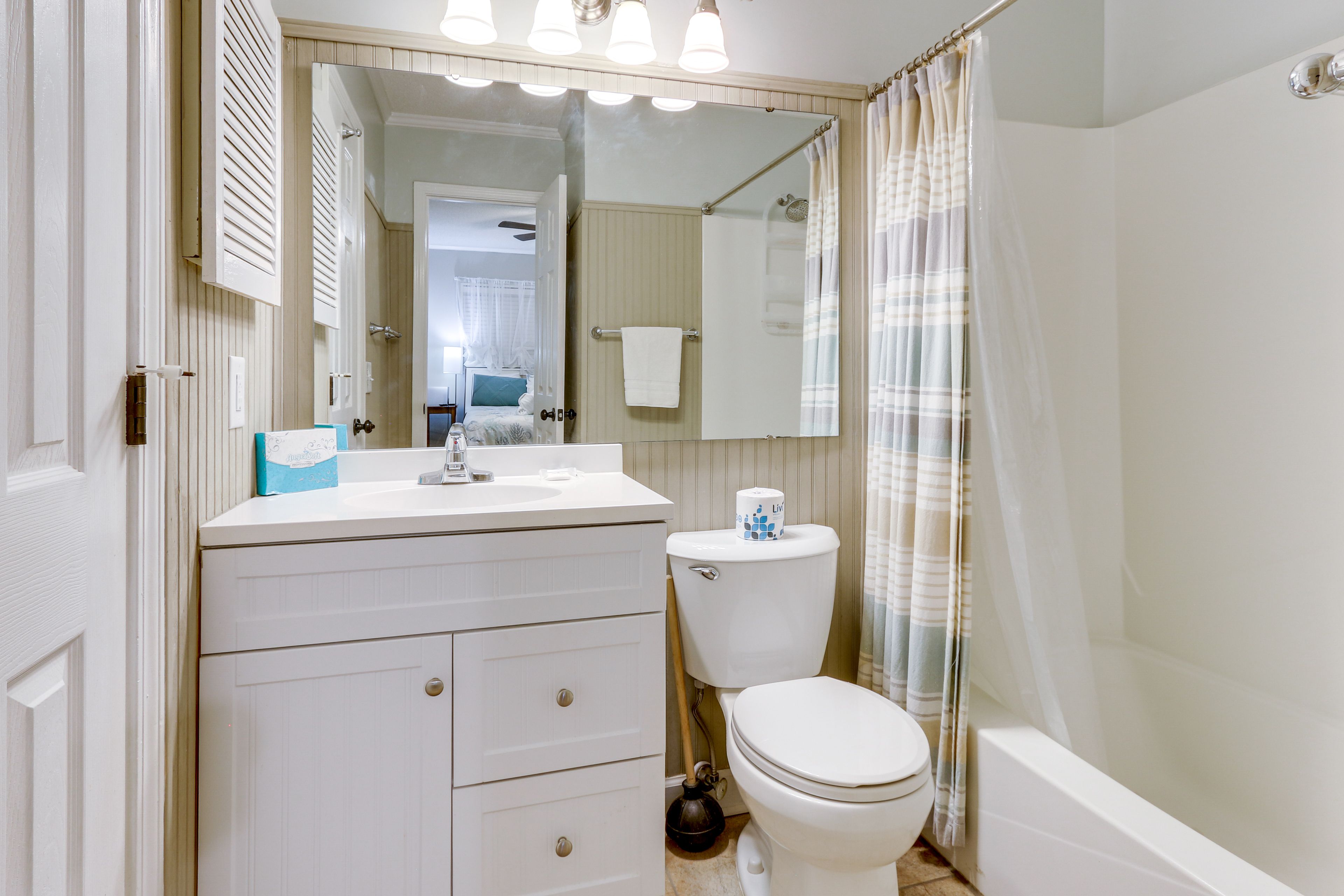 Full Bathroom | Towels Provided