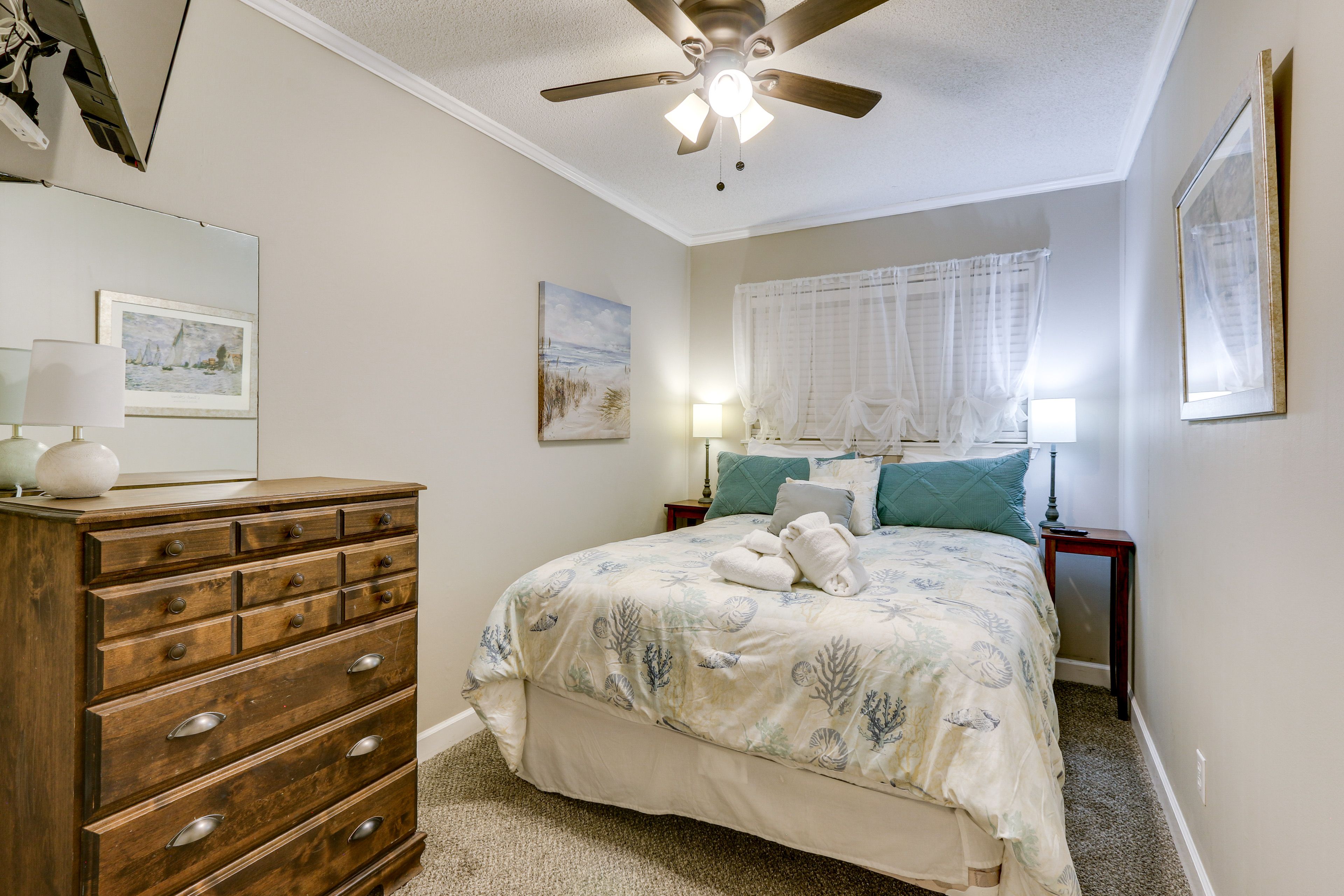 Bedroom | Queen Bed | Linens Provided