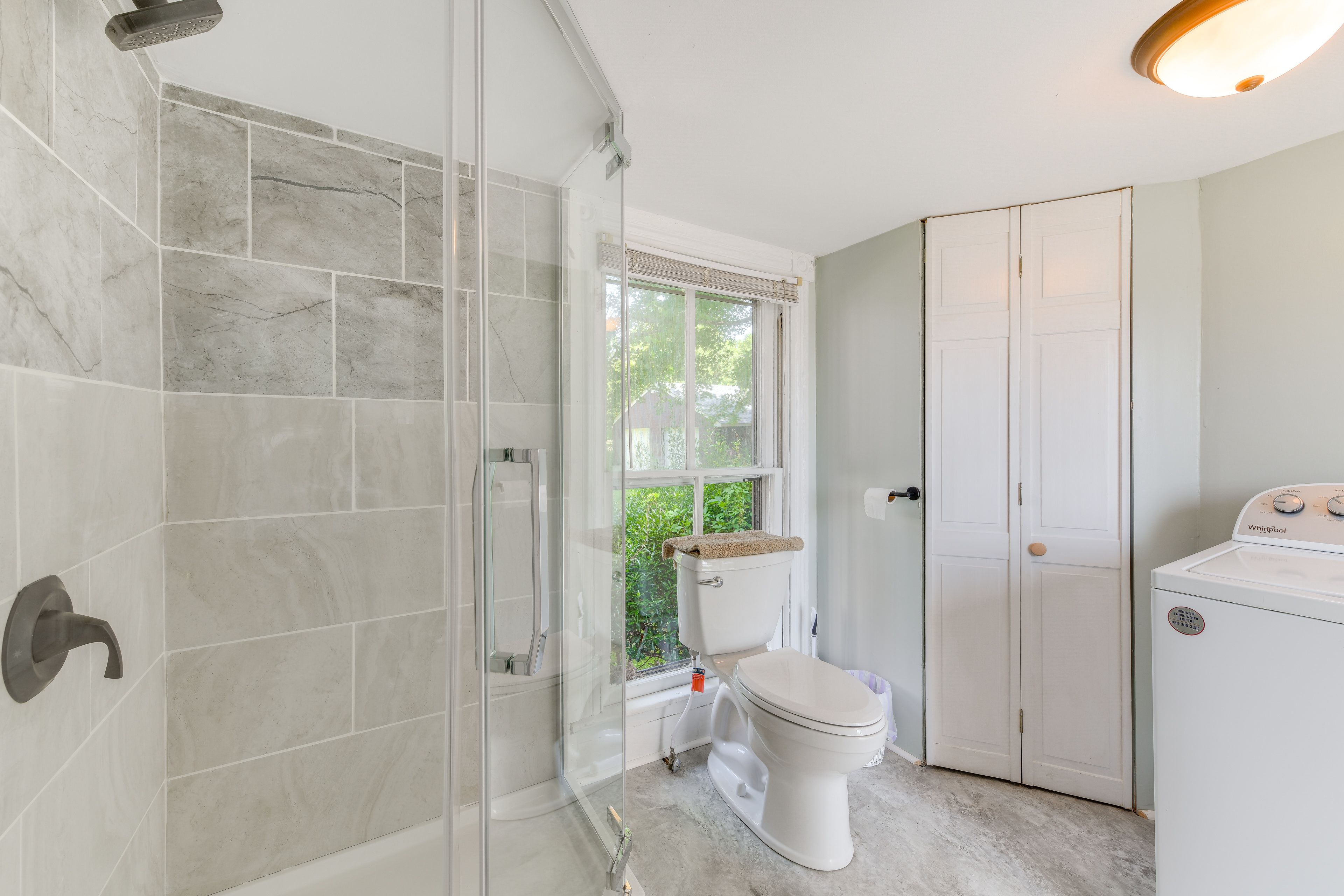 Full Bathroom | Towels Provided | Washer/Dryer