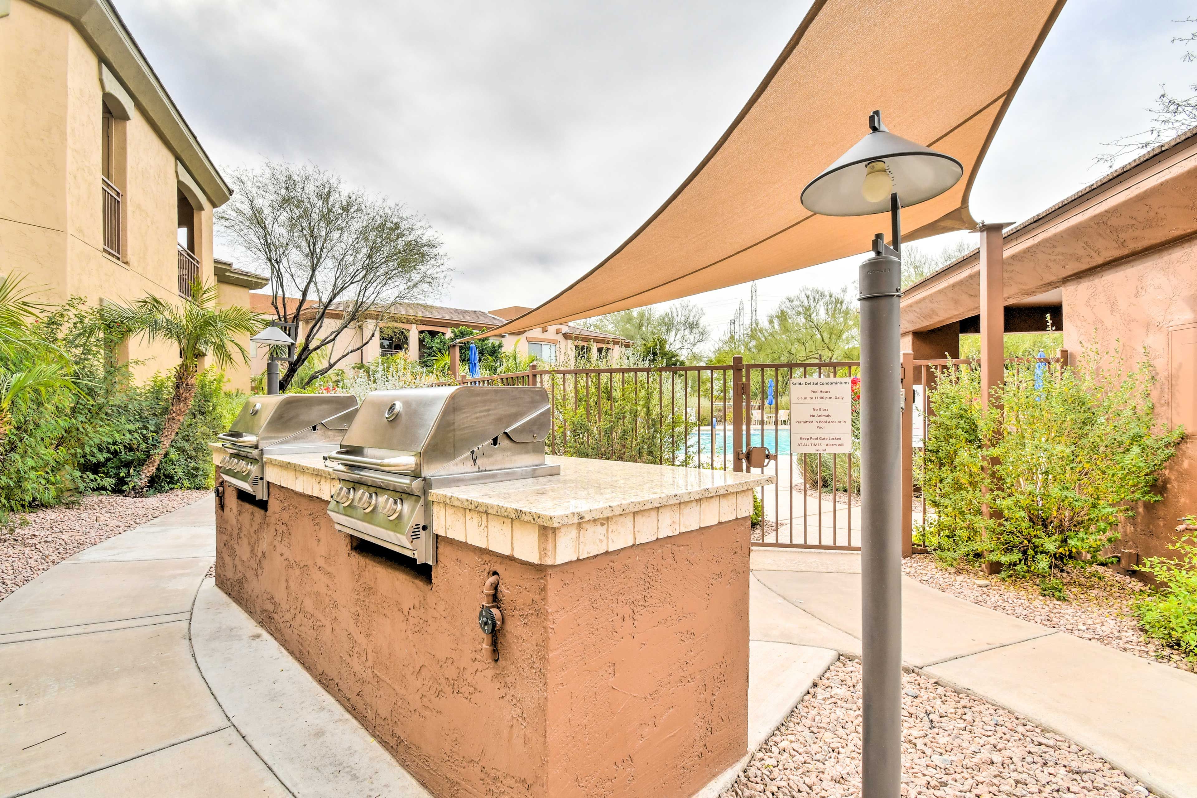 Community Amenities | Outdoor Pool | Hot Tub | Grilling Area