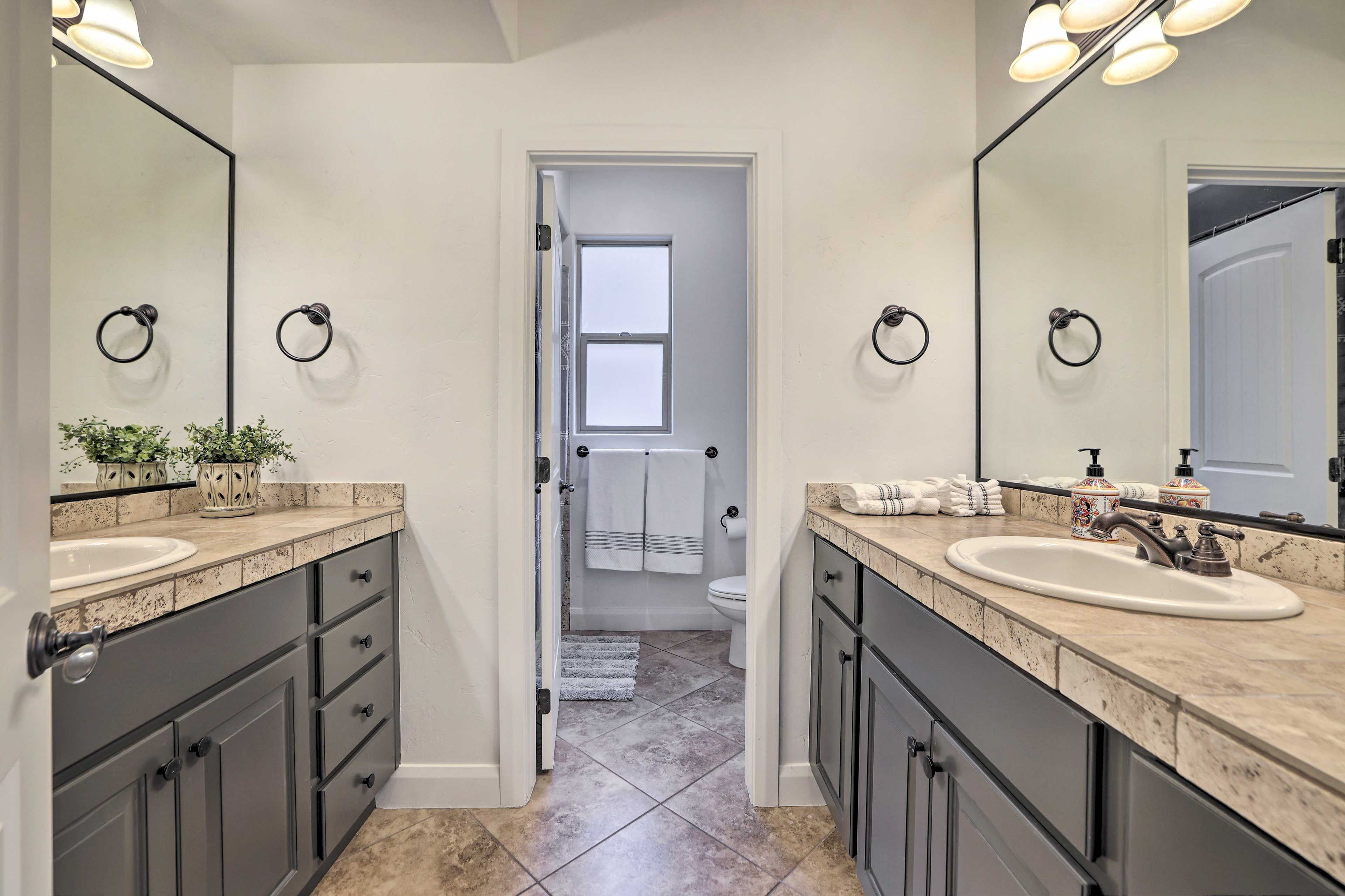 Full Bathroom | Complimentary Toiletries