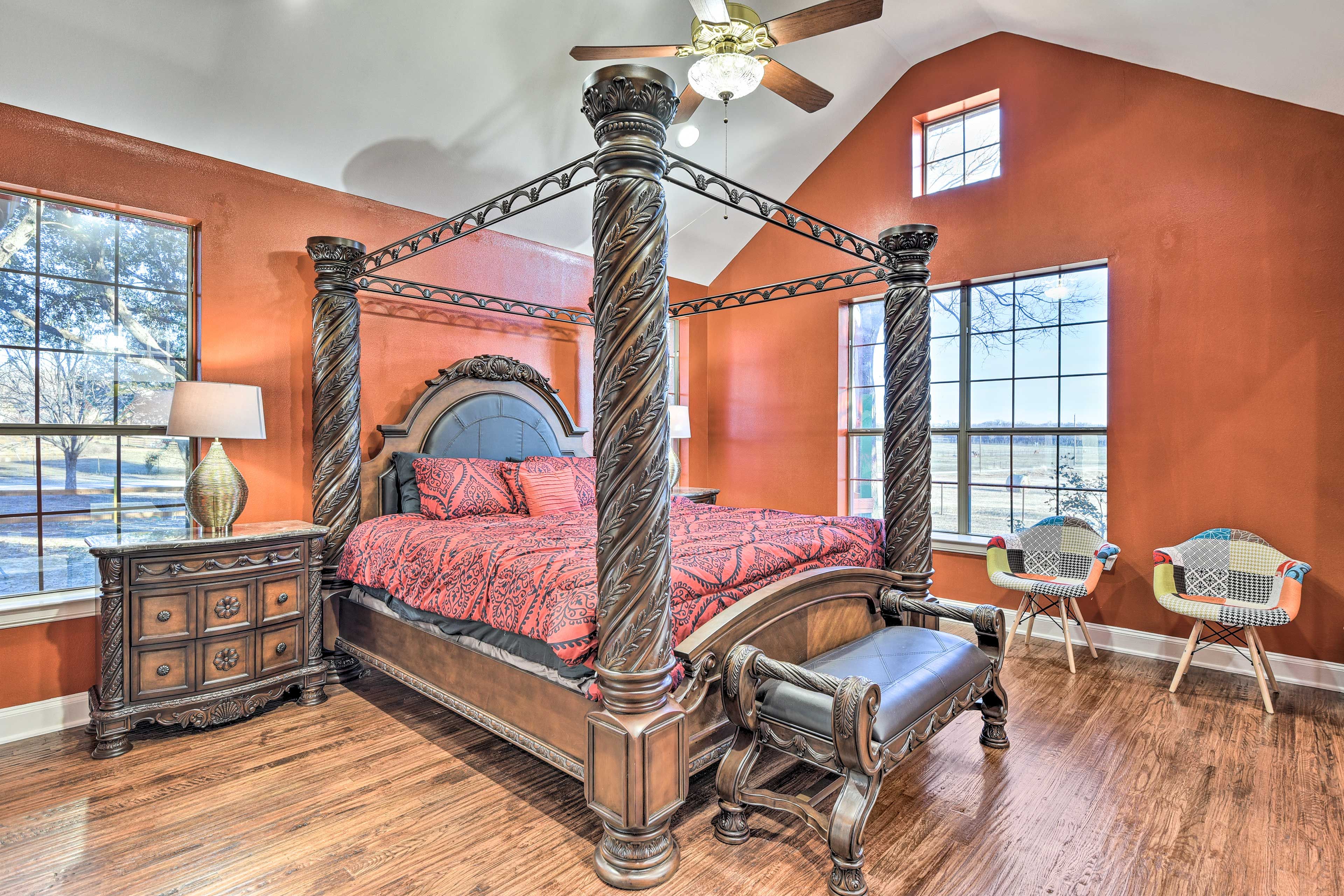 Bedroom 1 | King Bed | Linens Provided | Ground Floor
