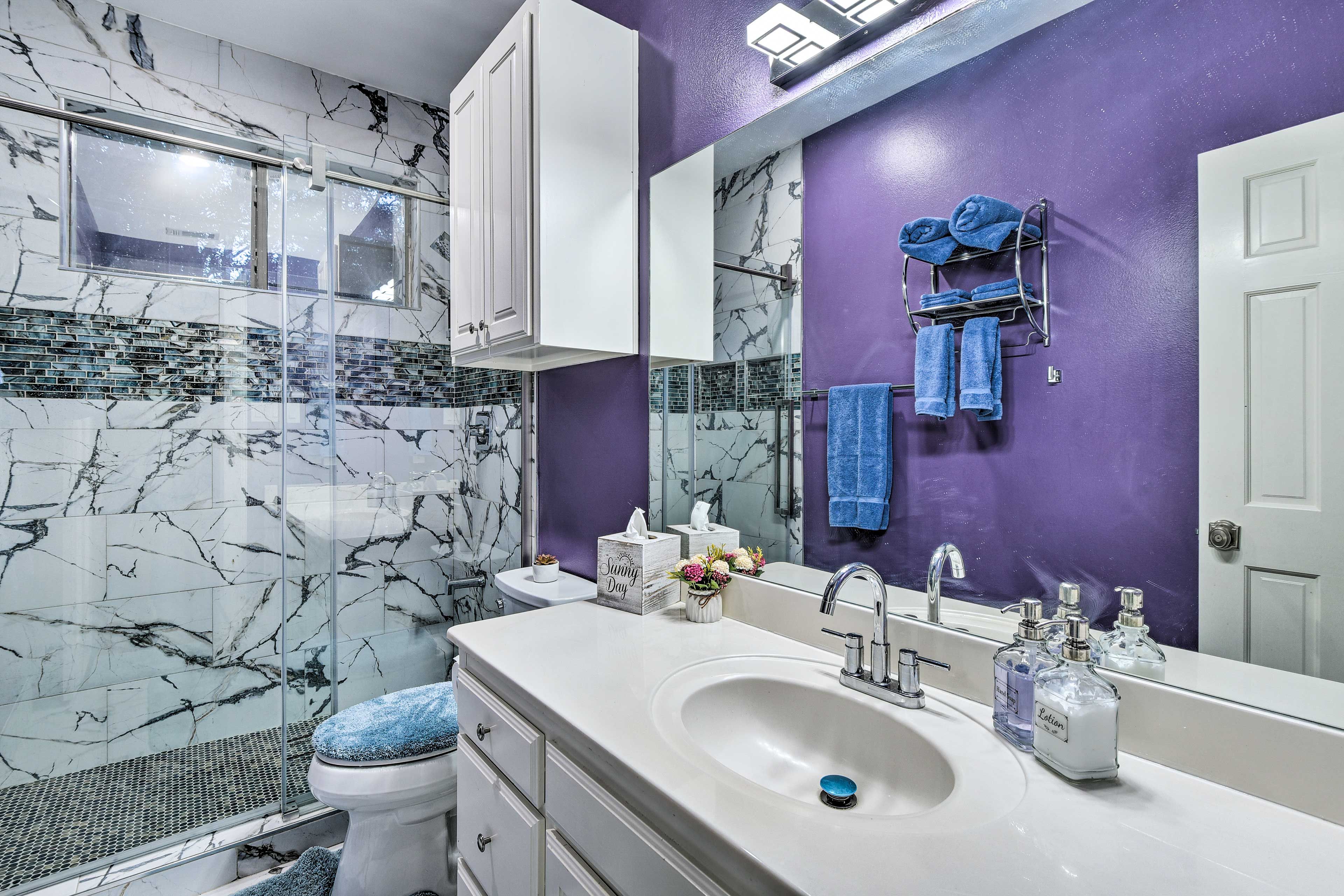Full Bathroom | Walk-In Shower | Towels Provided