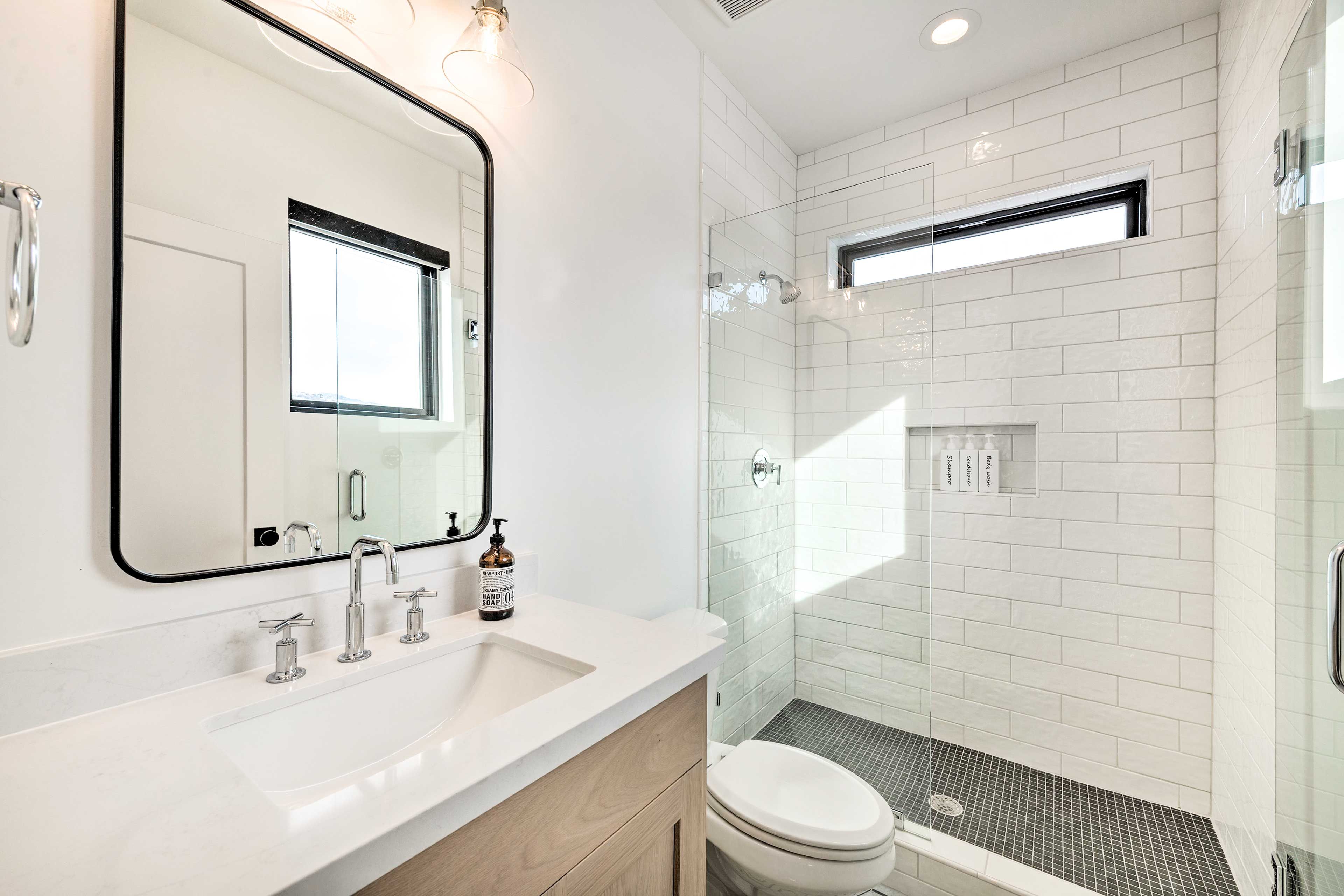 Full Bathroom | 2nd Floor | Complimentary Toiletries