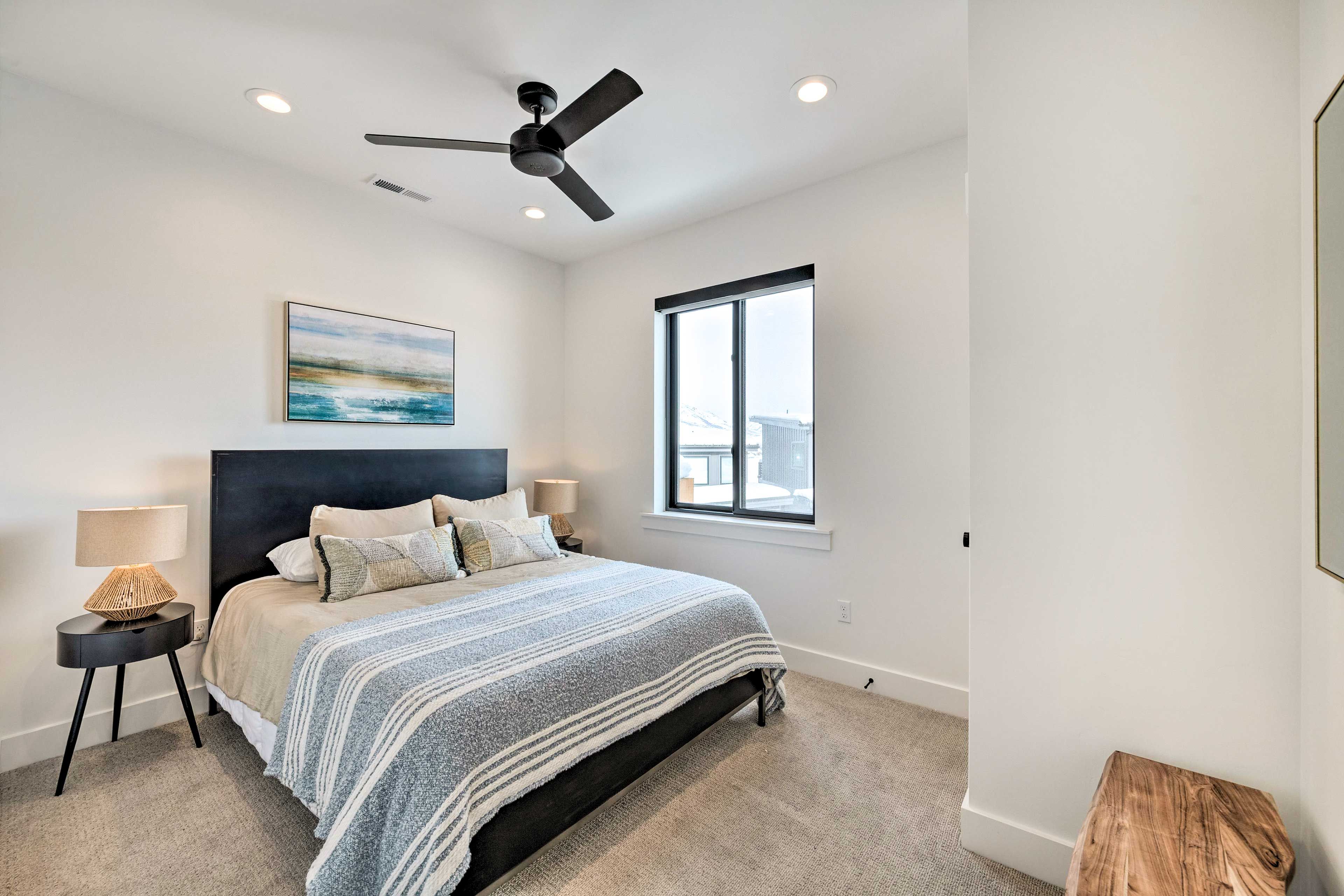 Bedroom 3 | Queen Bed | 2nd Floor | Hangers