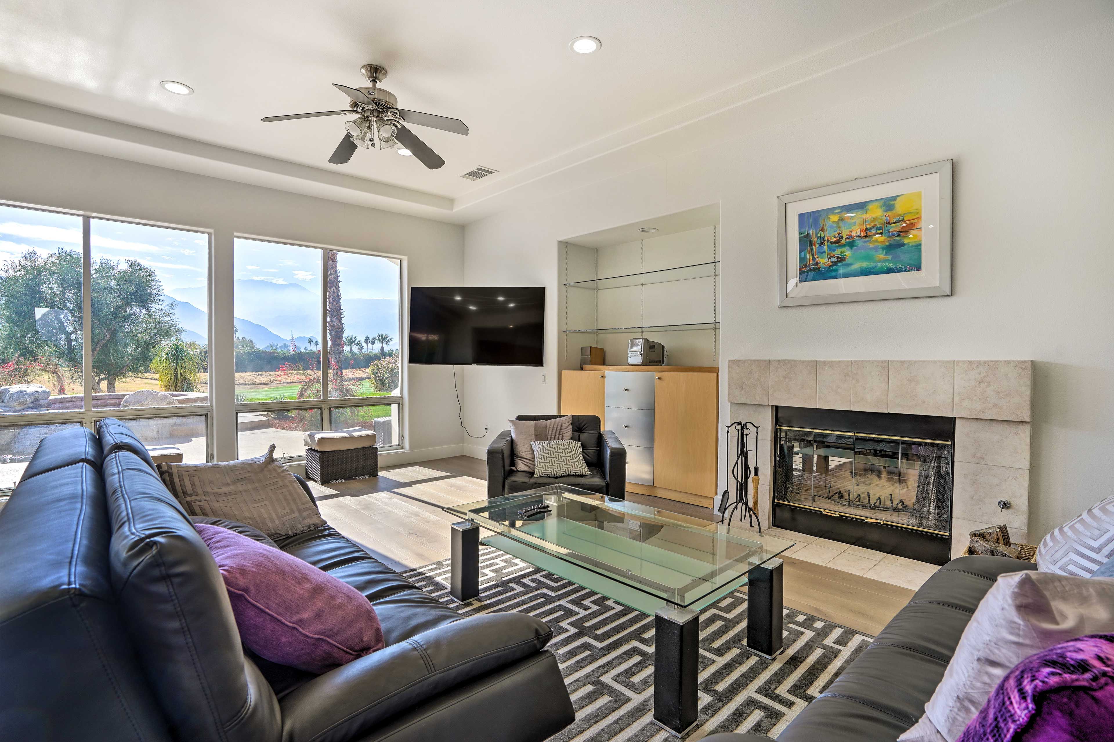 Living Room | 2 Full Futons | Smart TV
