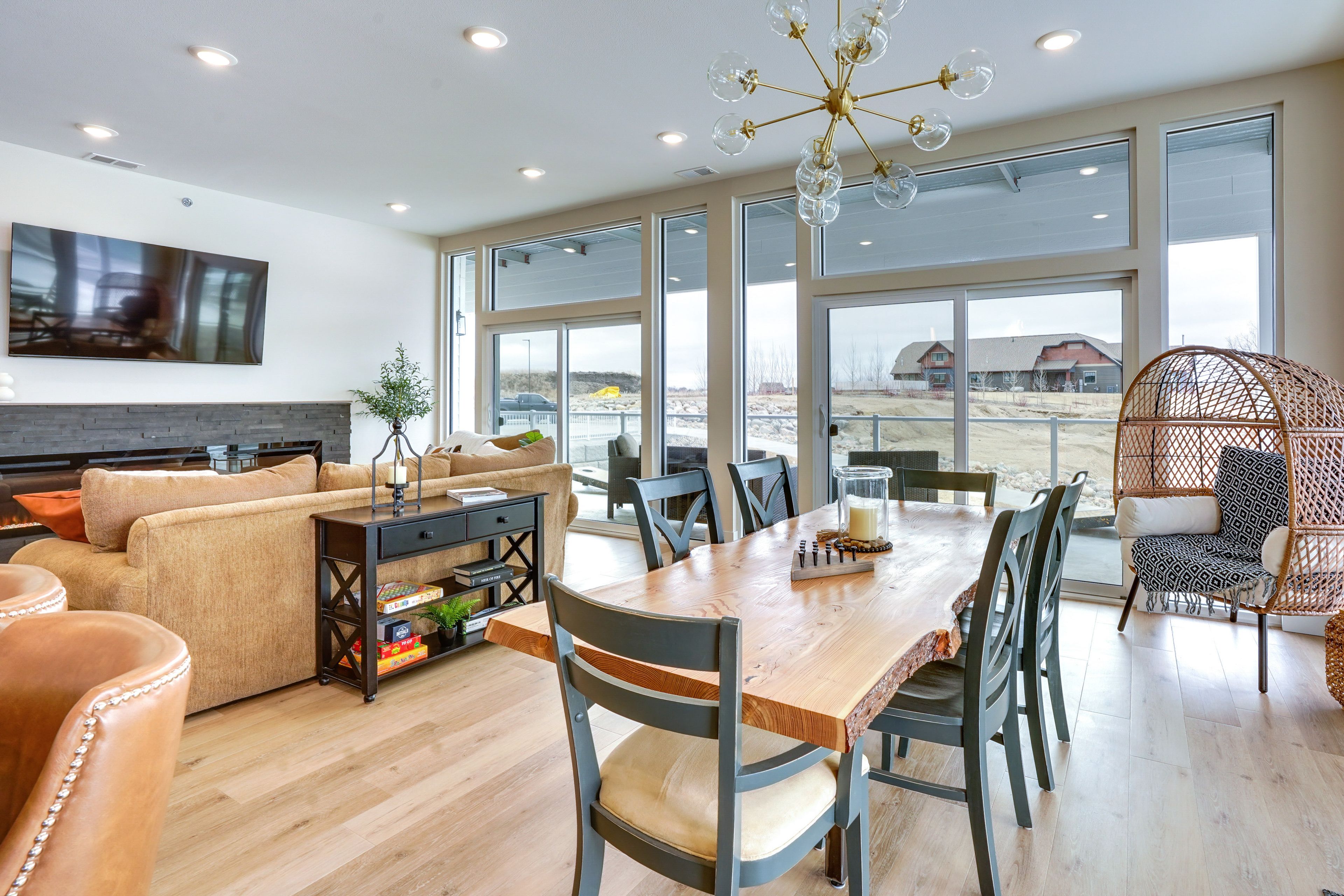 Dining Area | Central A/C | Dishware Provided