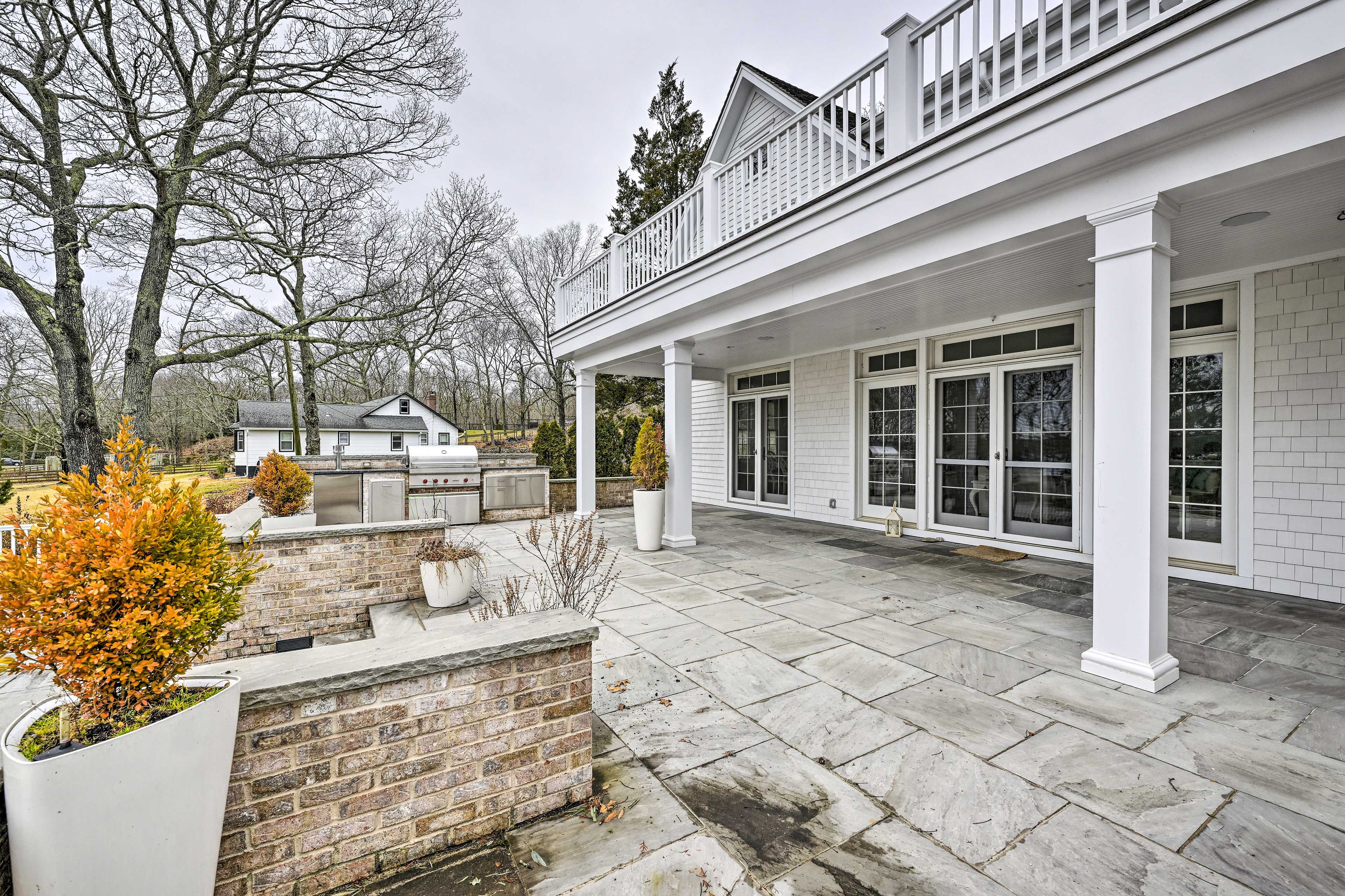 Outdoor Living Area | Fire Pit | Gas Grill