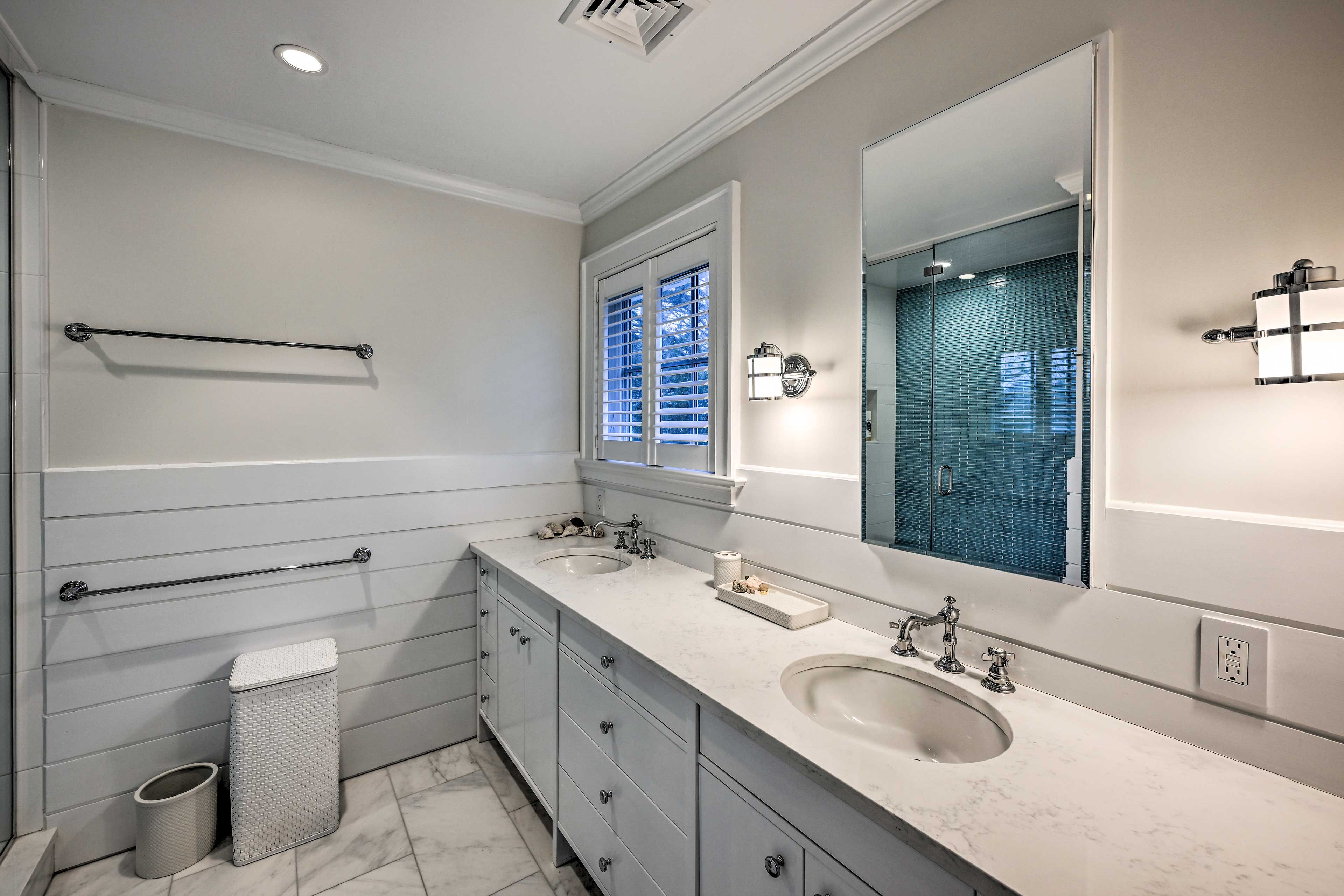 Full Bathroom | Complimentary Toiletries