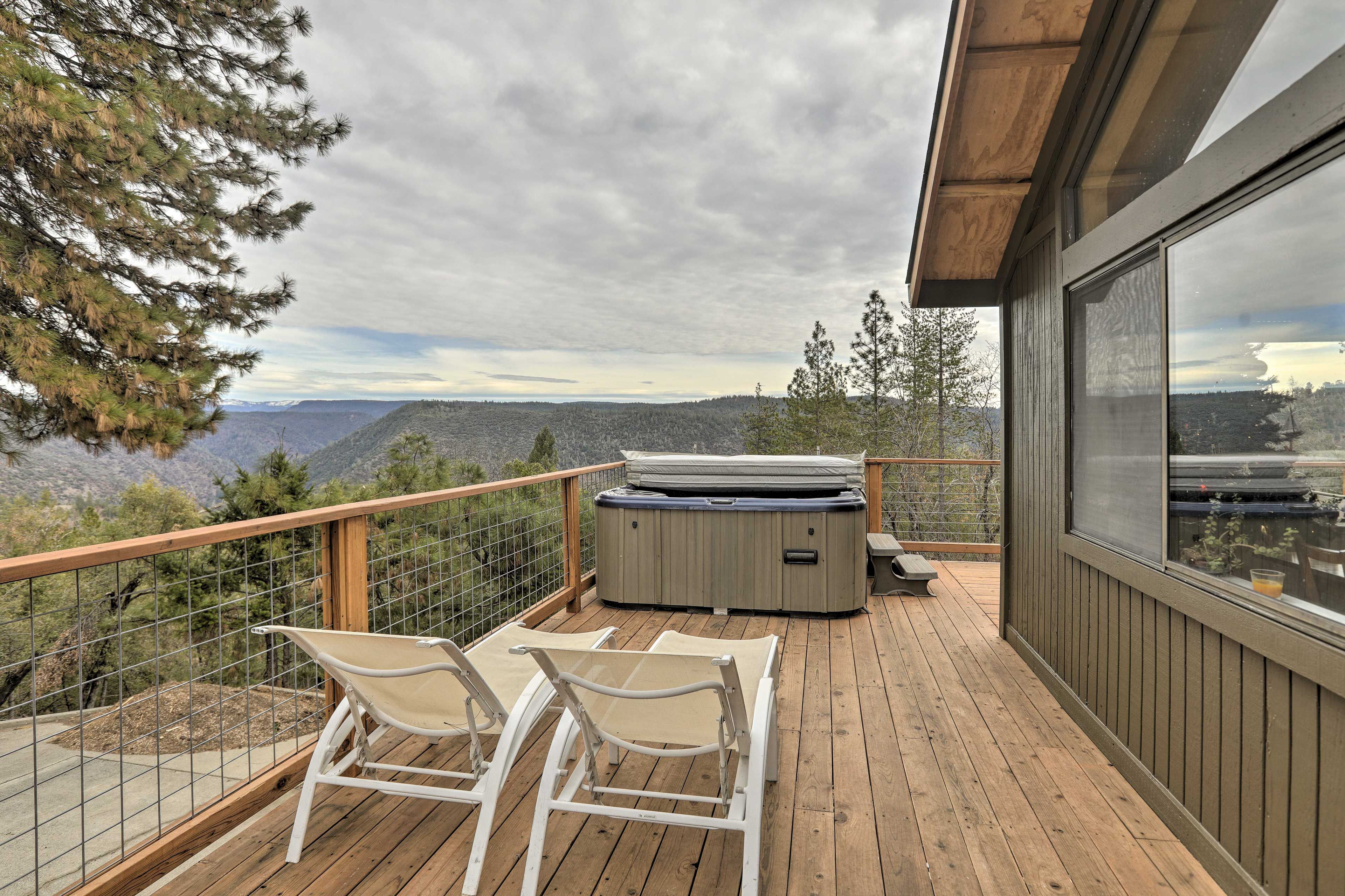 Colfax Vacation Rental | 2BR | 2BA | 1,350 Sq Ft | Stairs Required