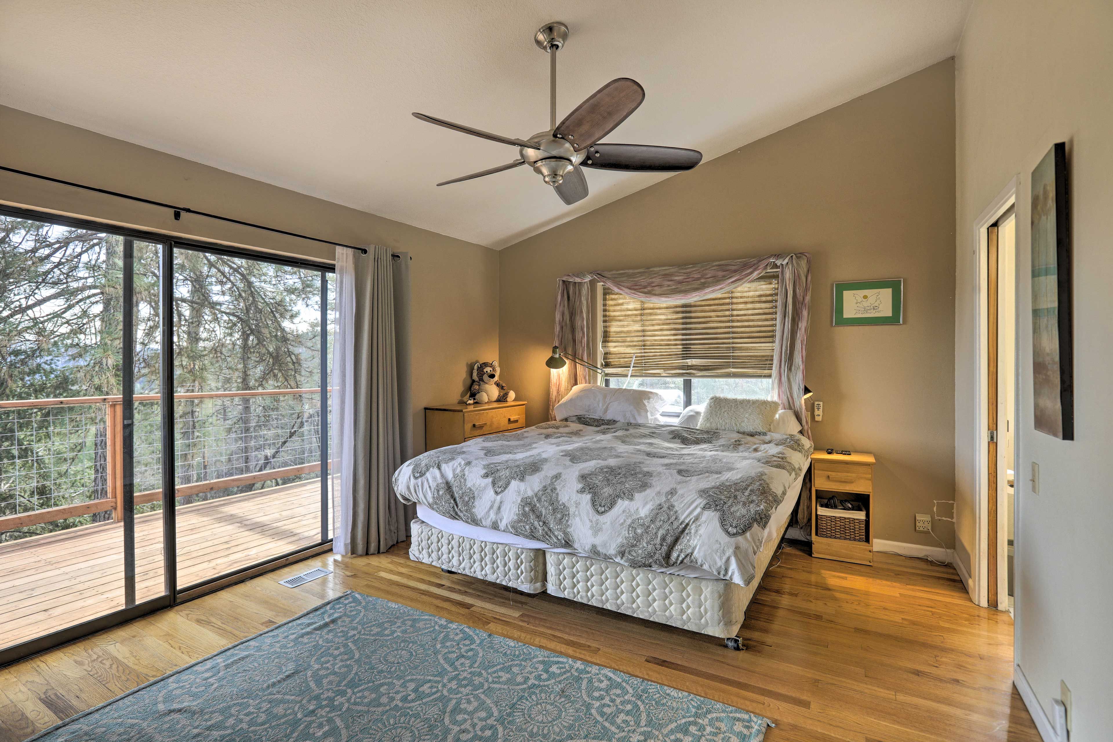 Bedroom 1 | King Bed | Deck Access | En-Suite Bathroom