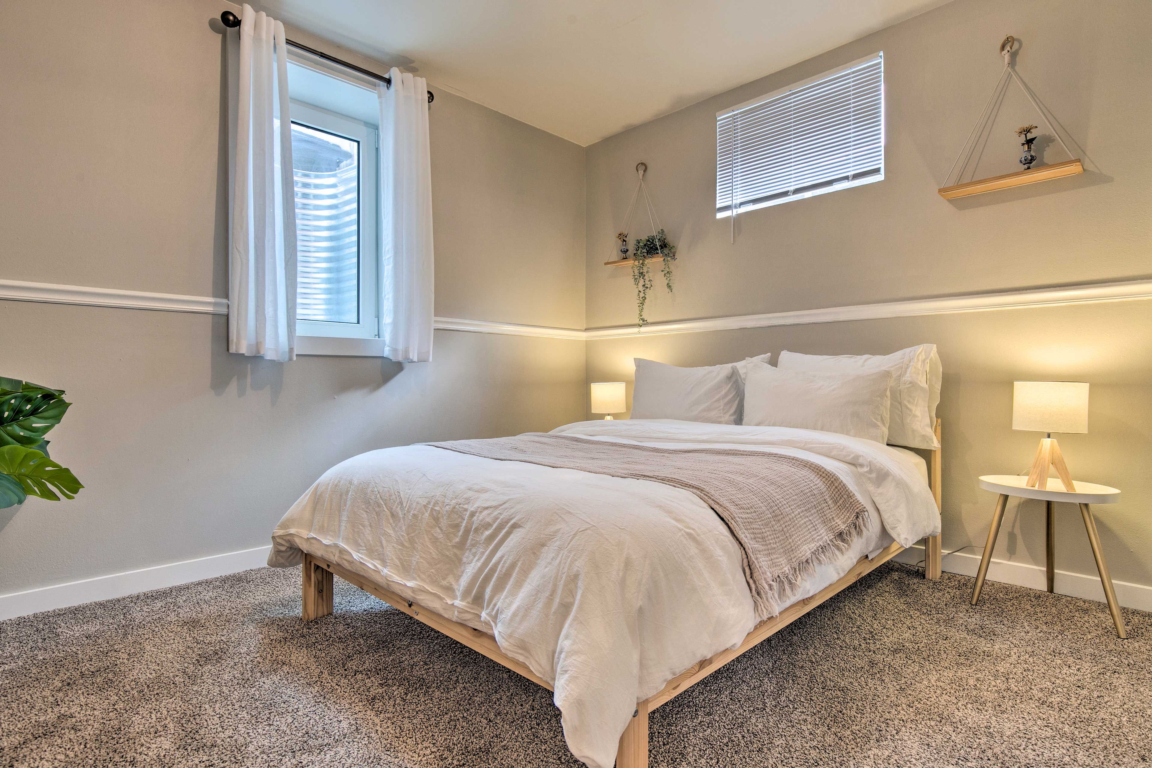 Bedroom 2 | Full Bed | Hangers