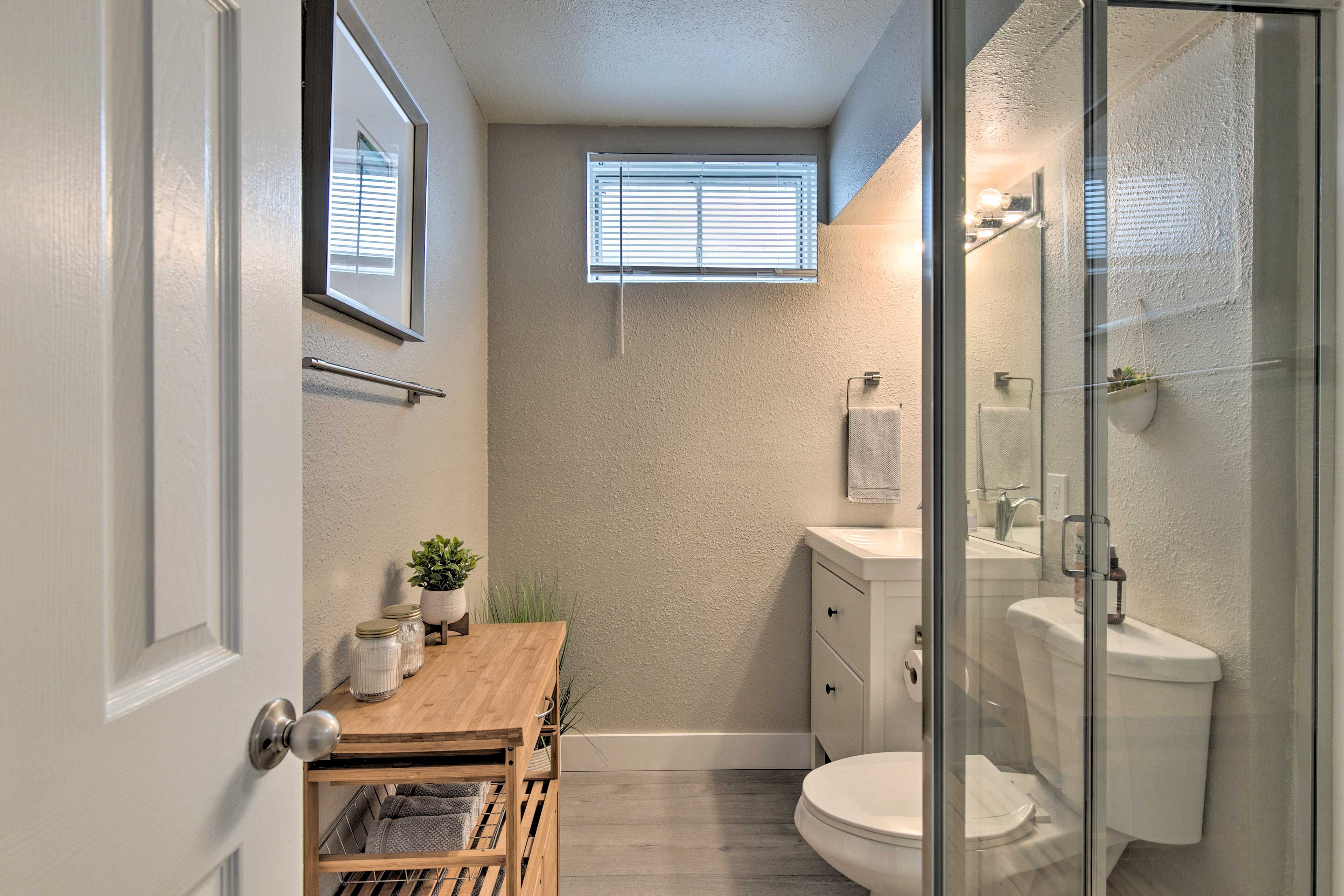 Full Bathroom | Complimentary Toiletries | Towels Provided