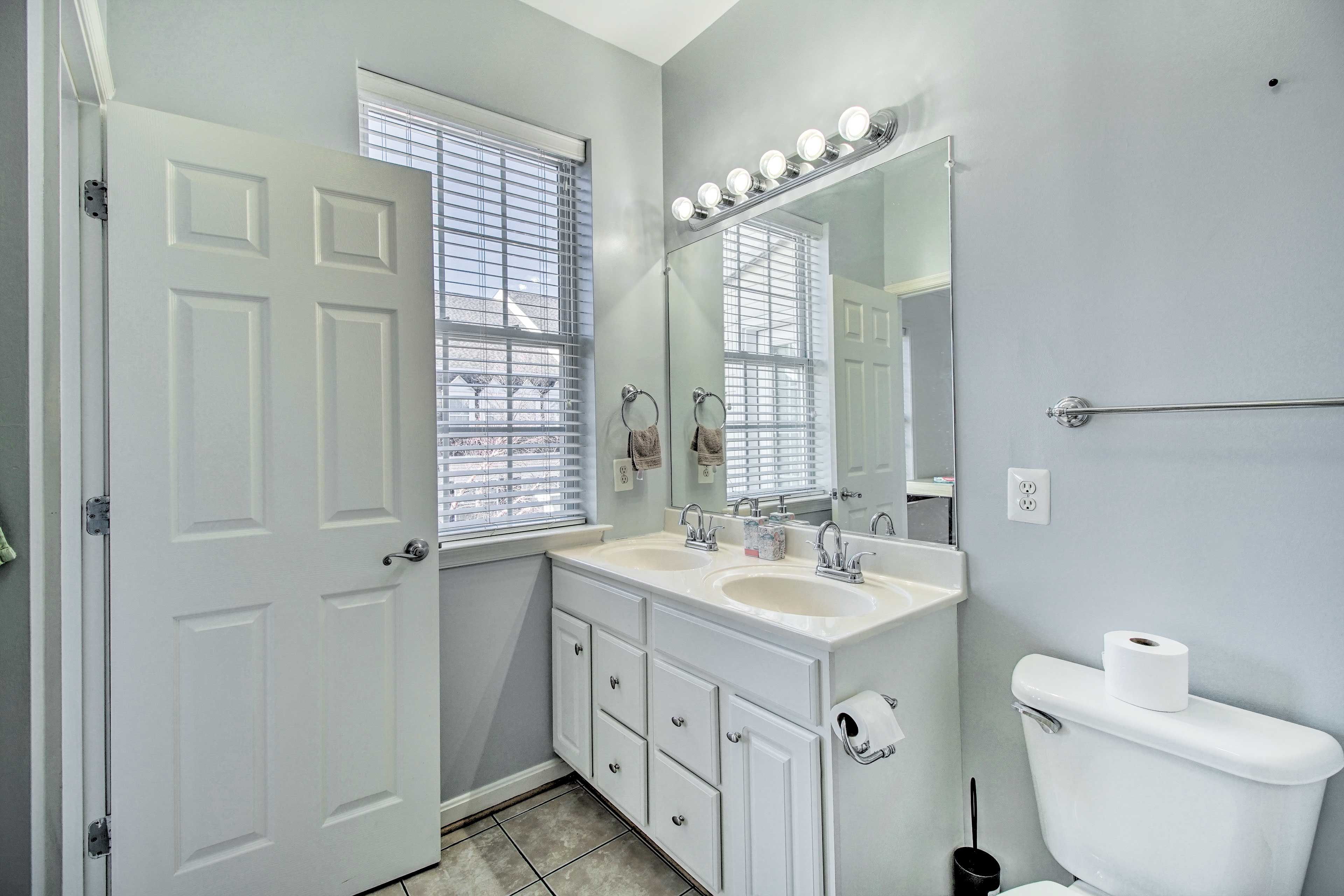 Full Bathroom | Complimentary Toiletries
