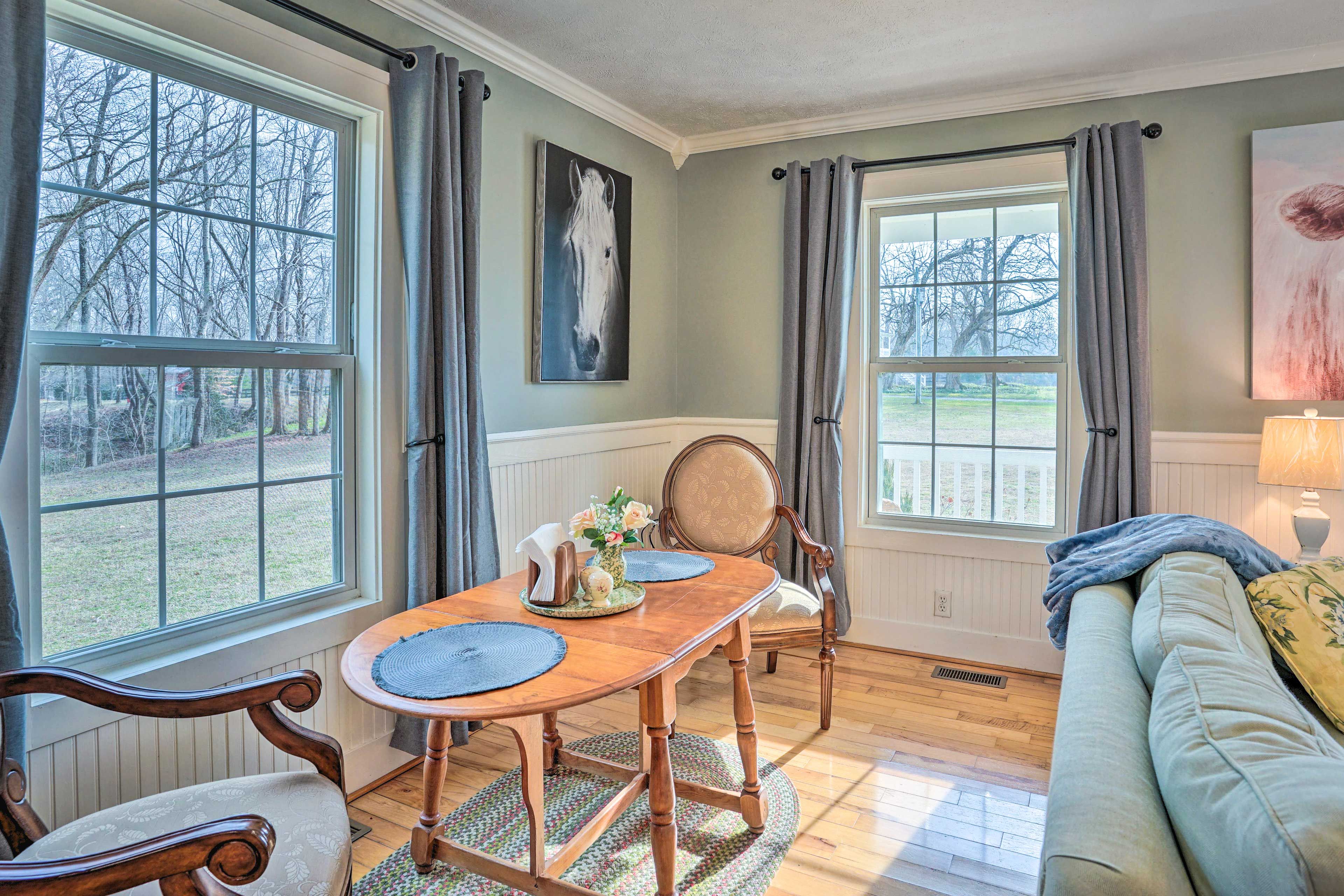 Dining Area | Dishware/Flatware Provided | Ceiling Fan | Free WiFi