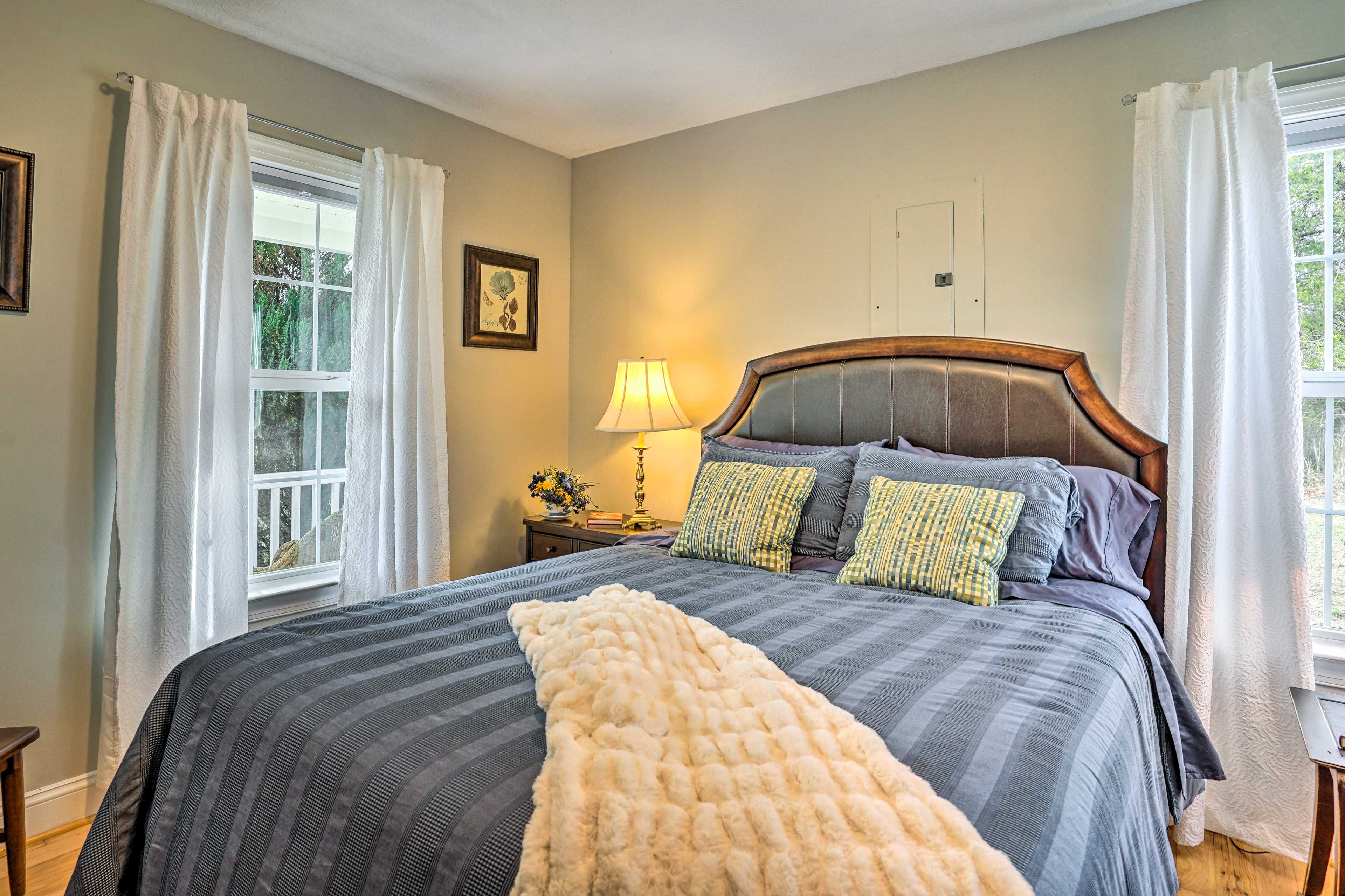 Bedroom 1 | Queen Bed | Desk | Central Air Conditioning/Heat