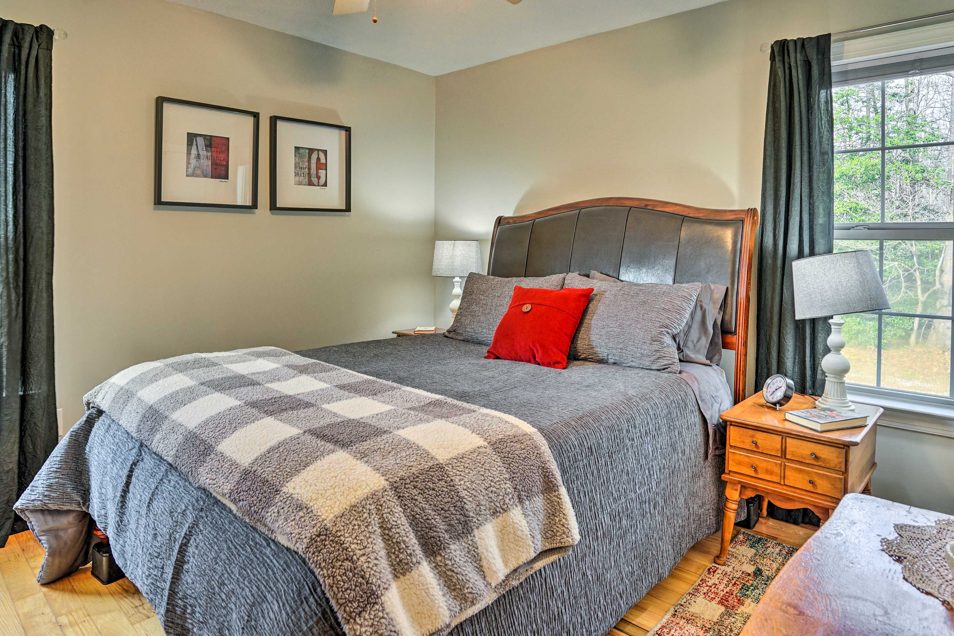 Bedroom 2 | Queen Bed | Ceiling Fan | Hangers