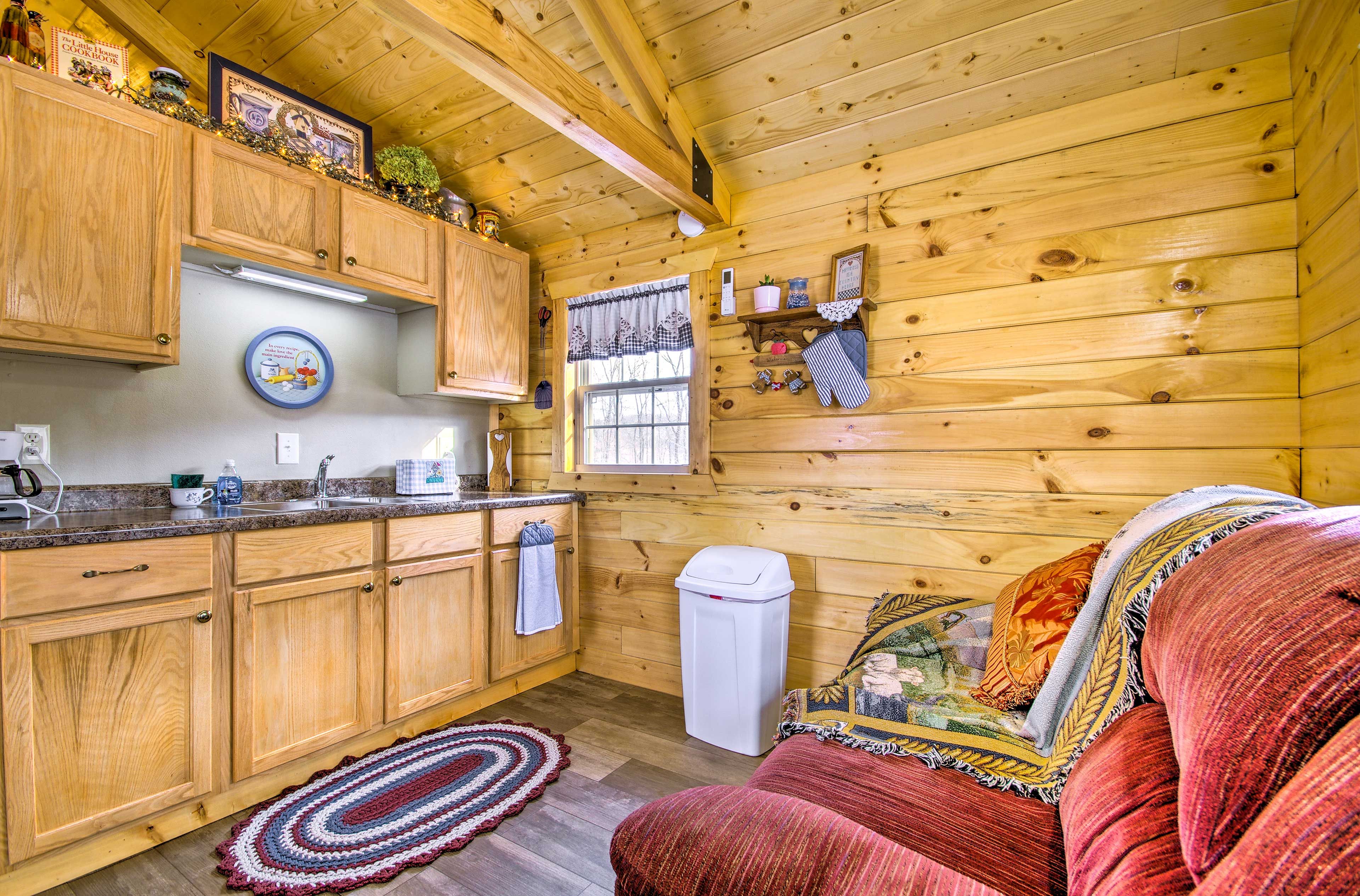 Kitchenette | Microwave | Coffee Maker