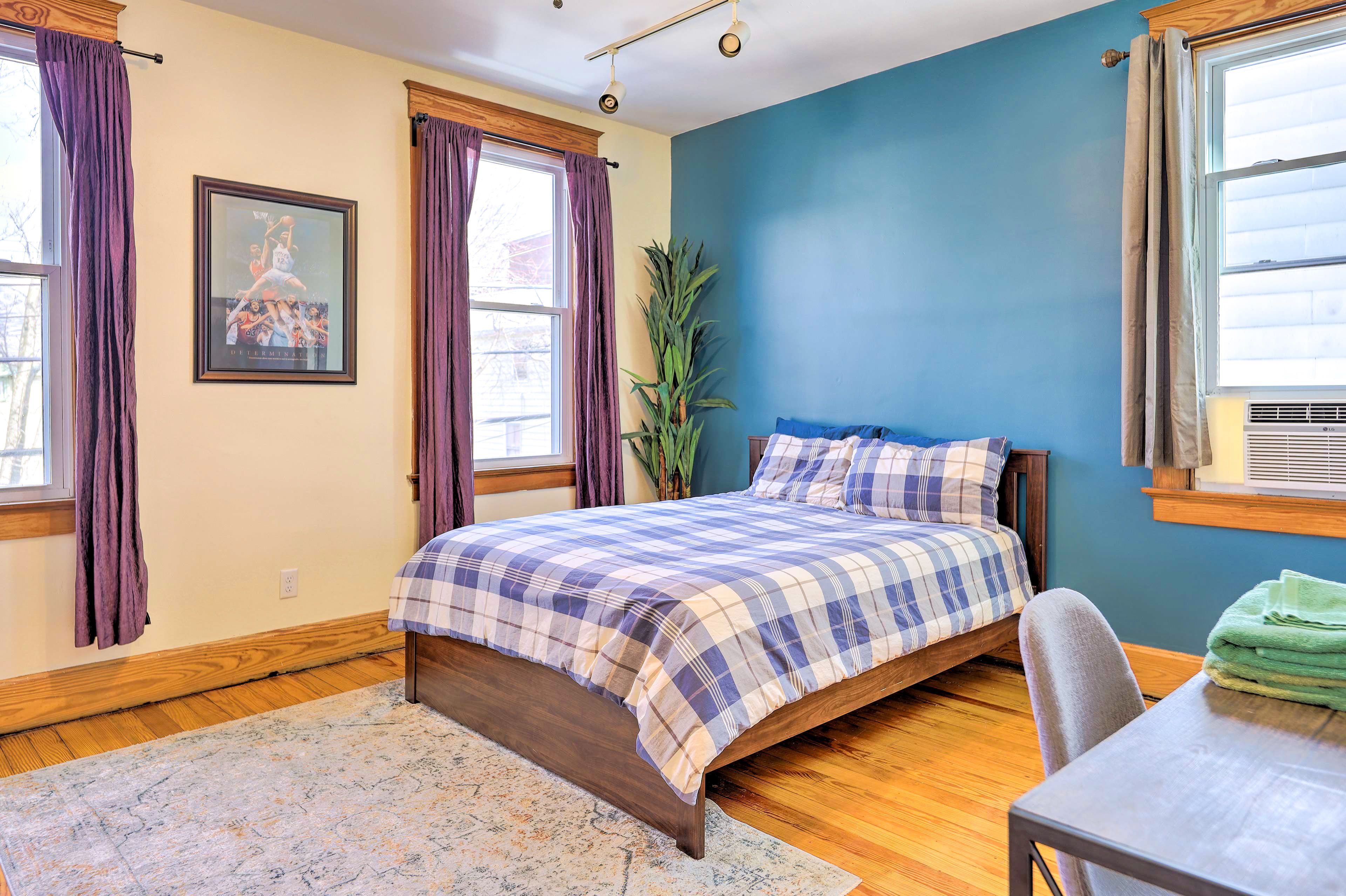 Bedroom 1 | Queen Bed | Desk | Linens Provided