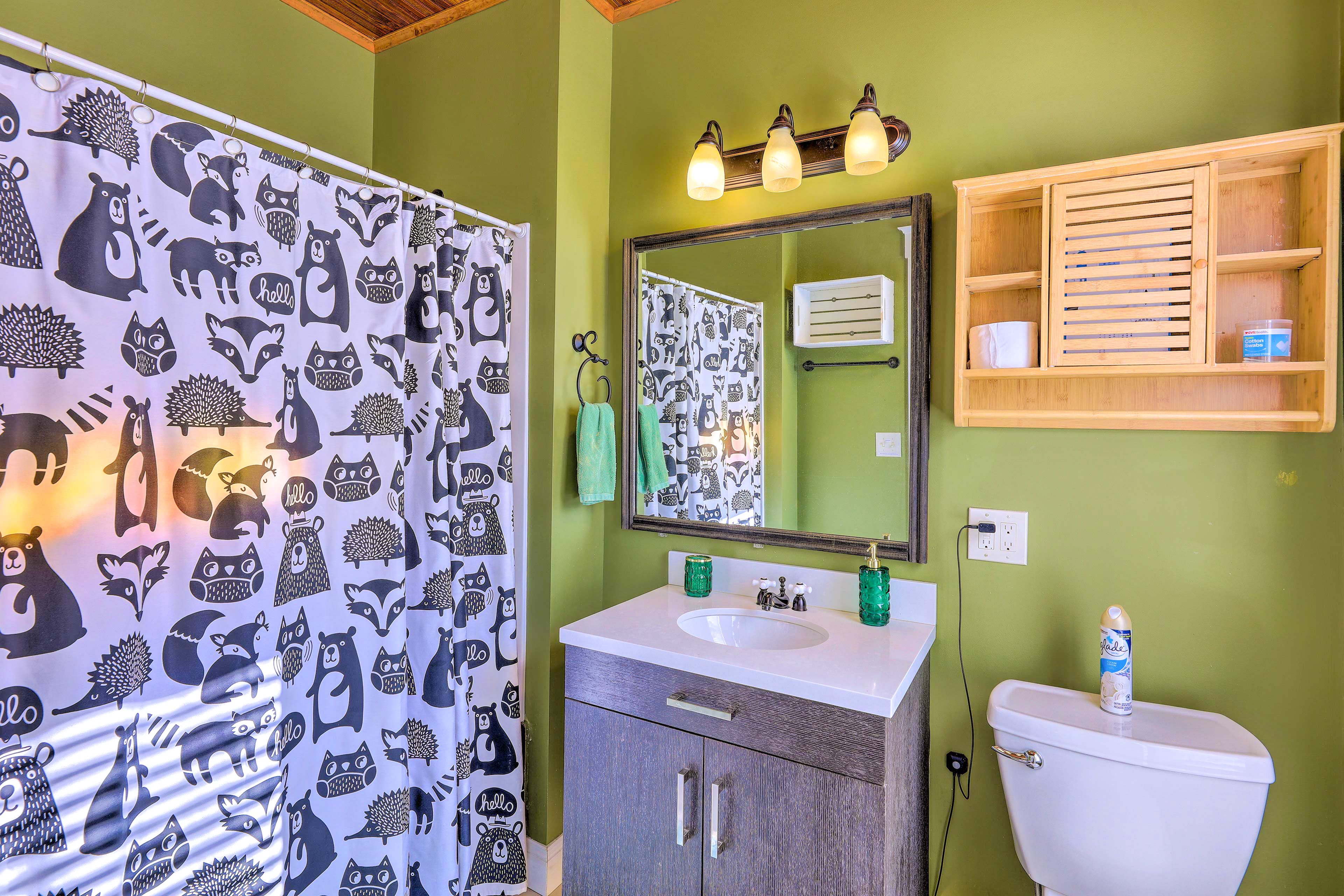 Full Bathroom | Complimentary Toiletries