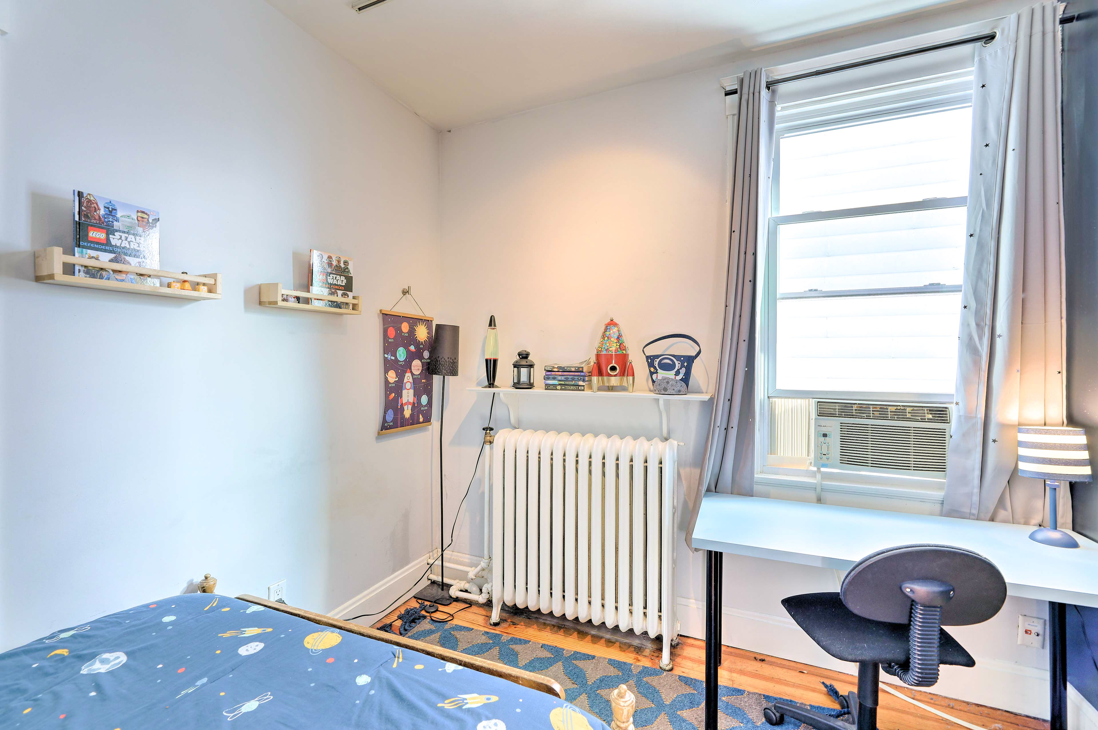 Bedroom 3 | Queen Bed | Desk