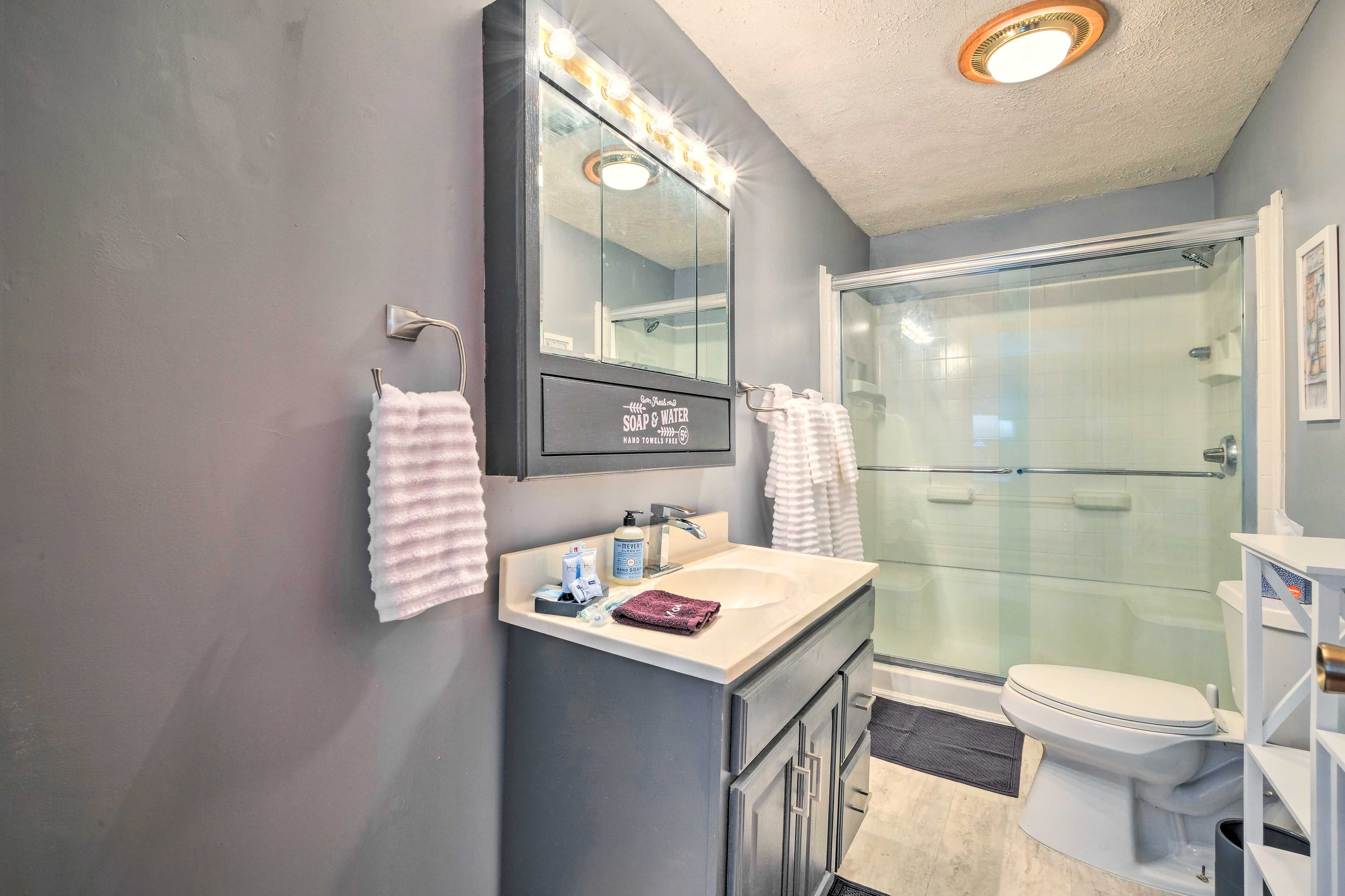 Full Bathroom | Complimentary Toiletries