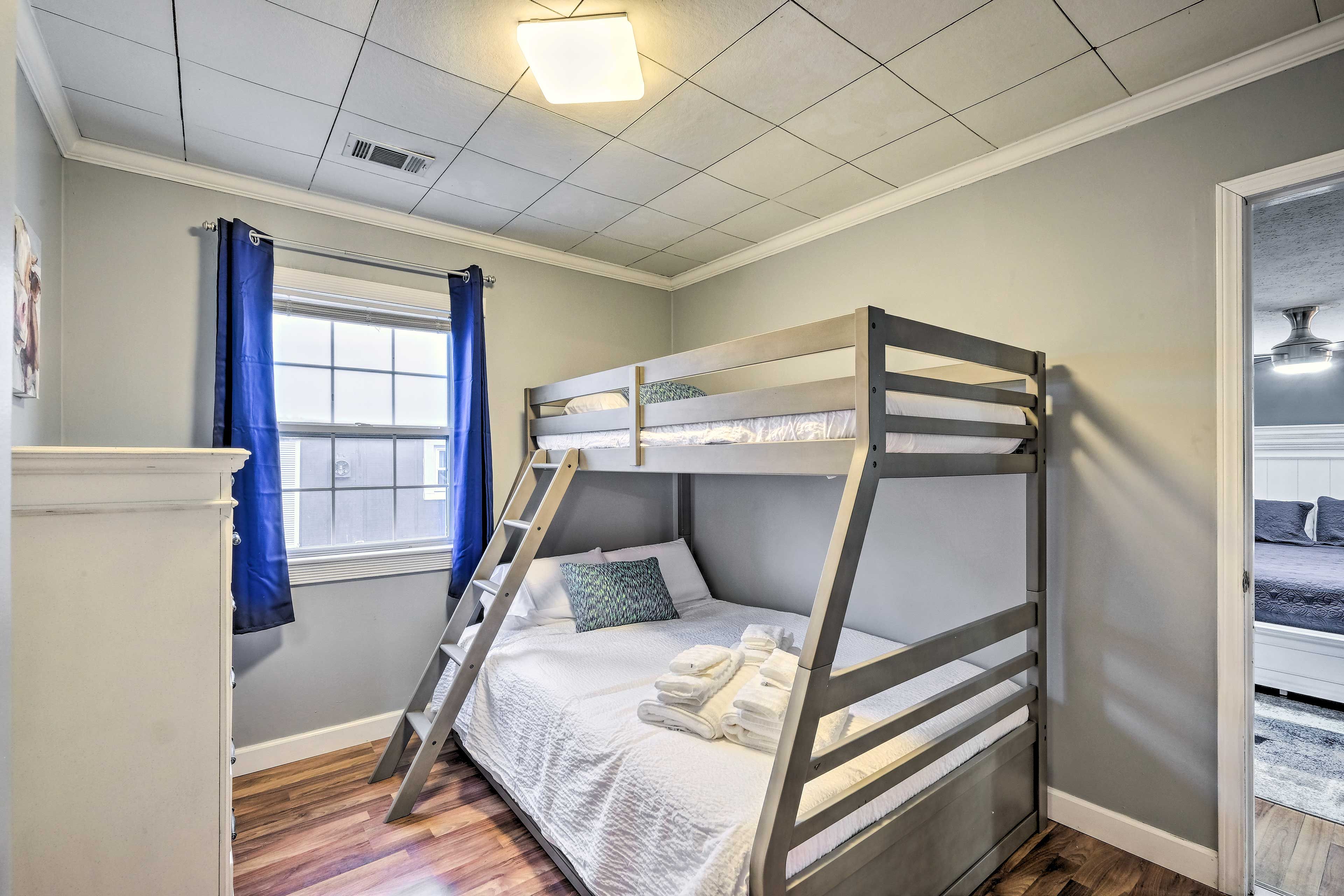 Bedroom 3 | Twin/Full Bunk Bed